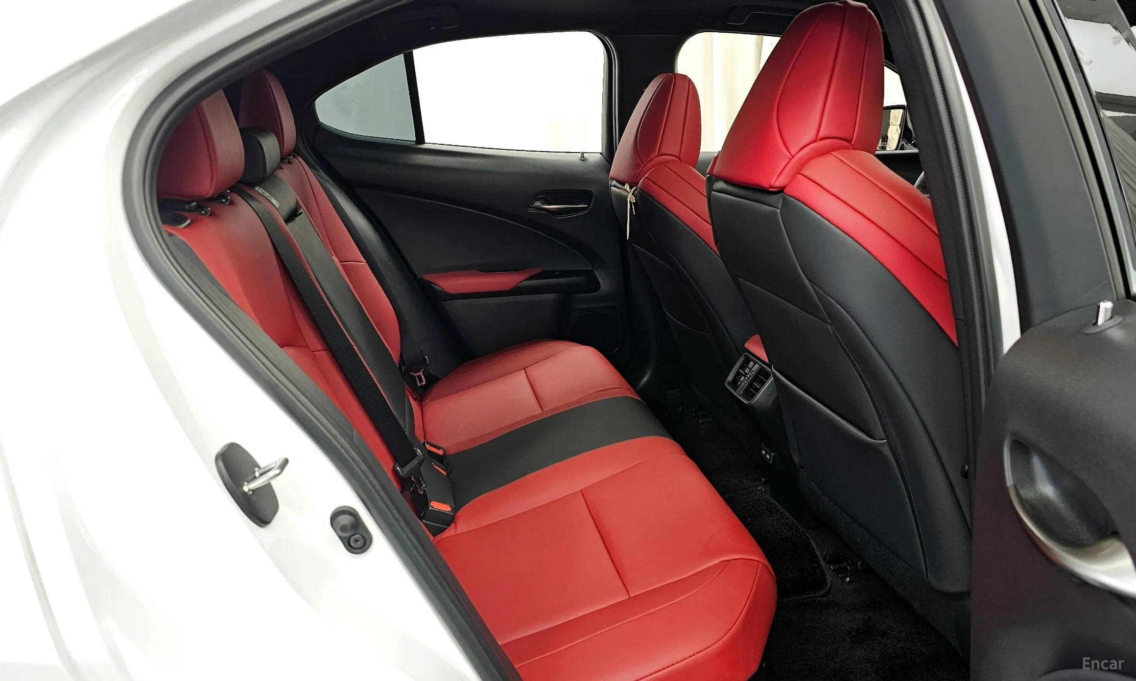 Lexus UX250h превью 12
