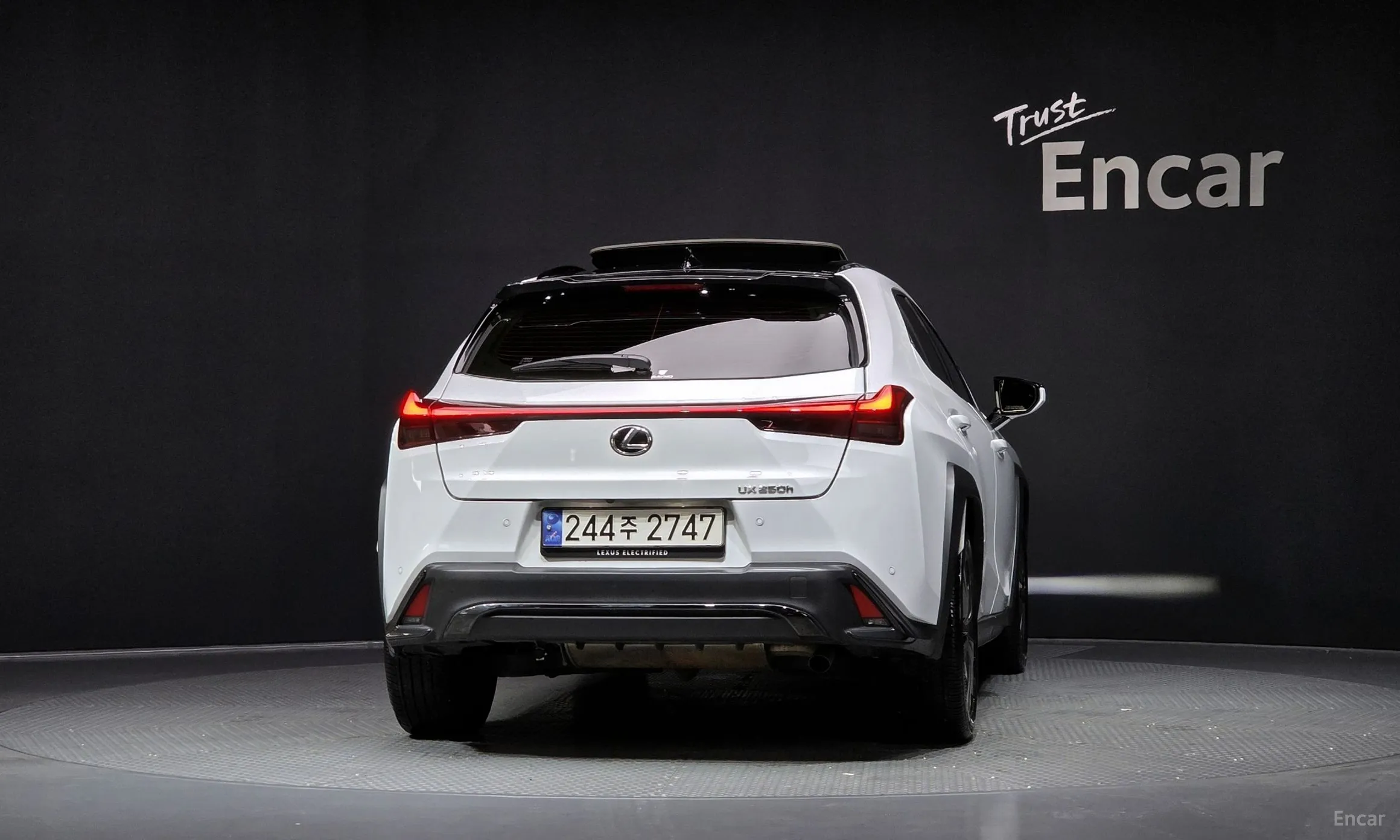 Lexus UX250h превью 4