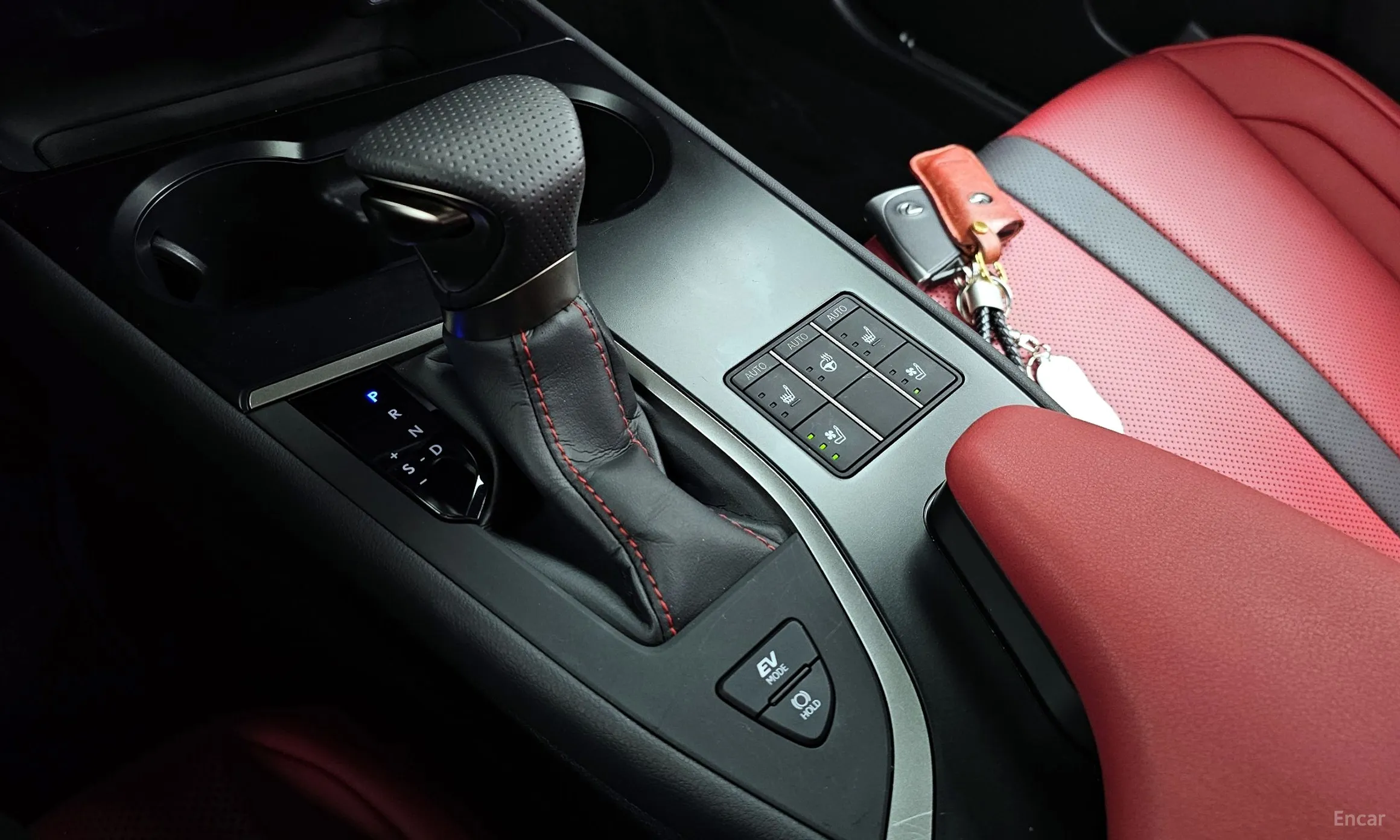Lexus UX250h превью 9