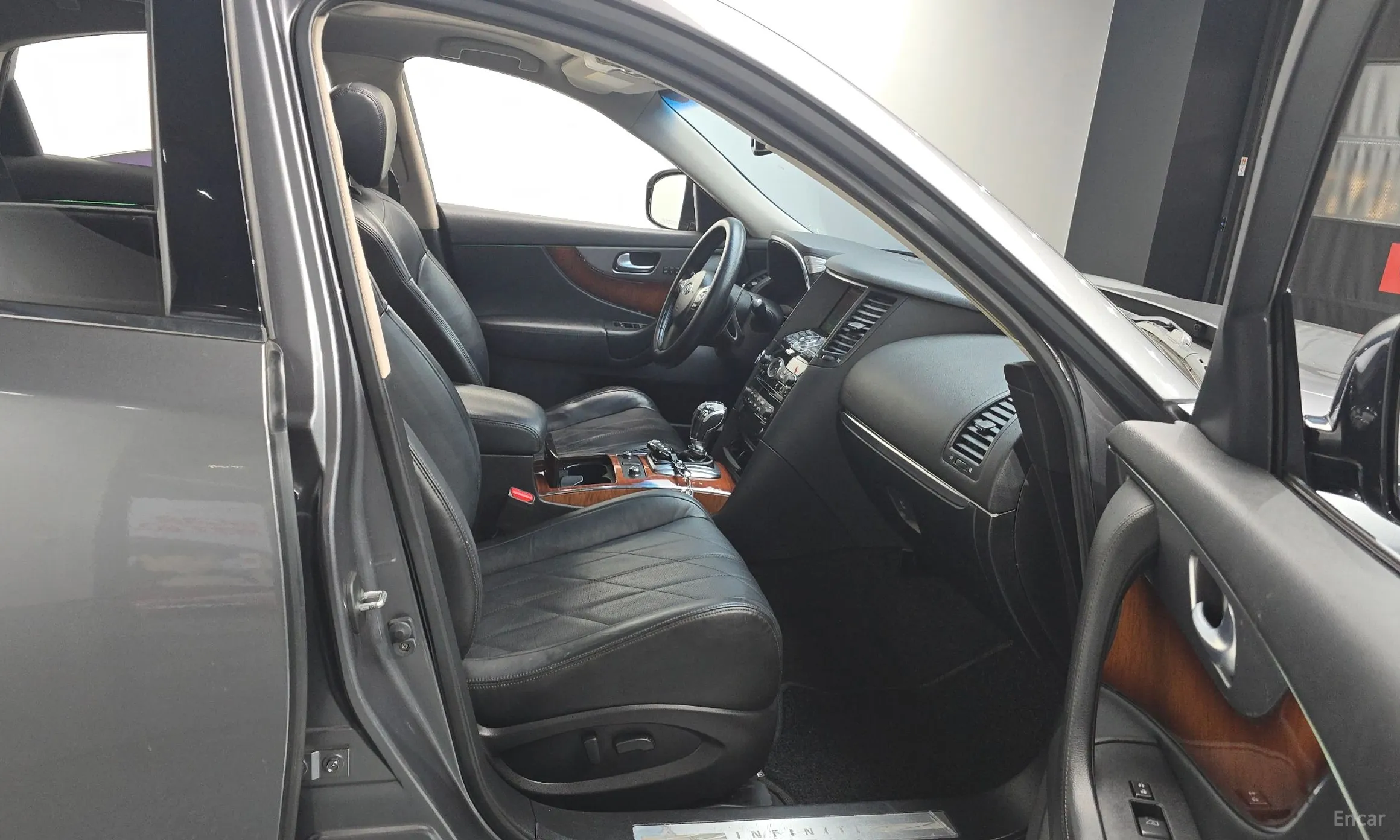 Infiniti FX30d превью 10