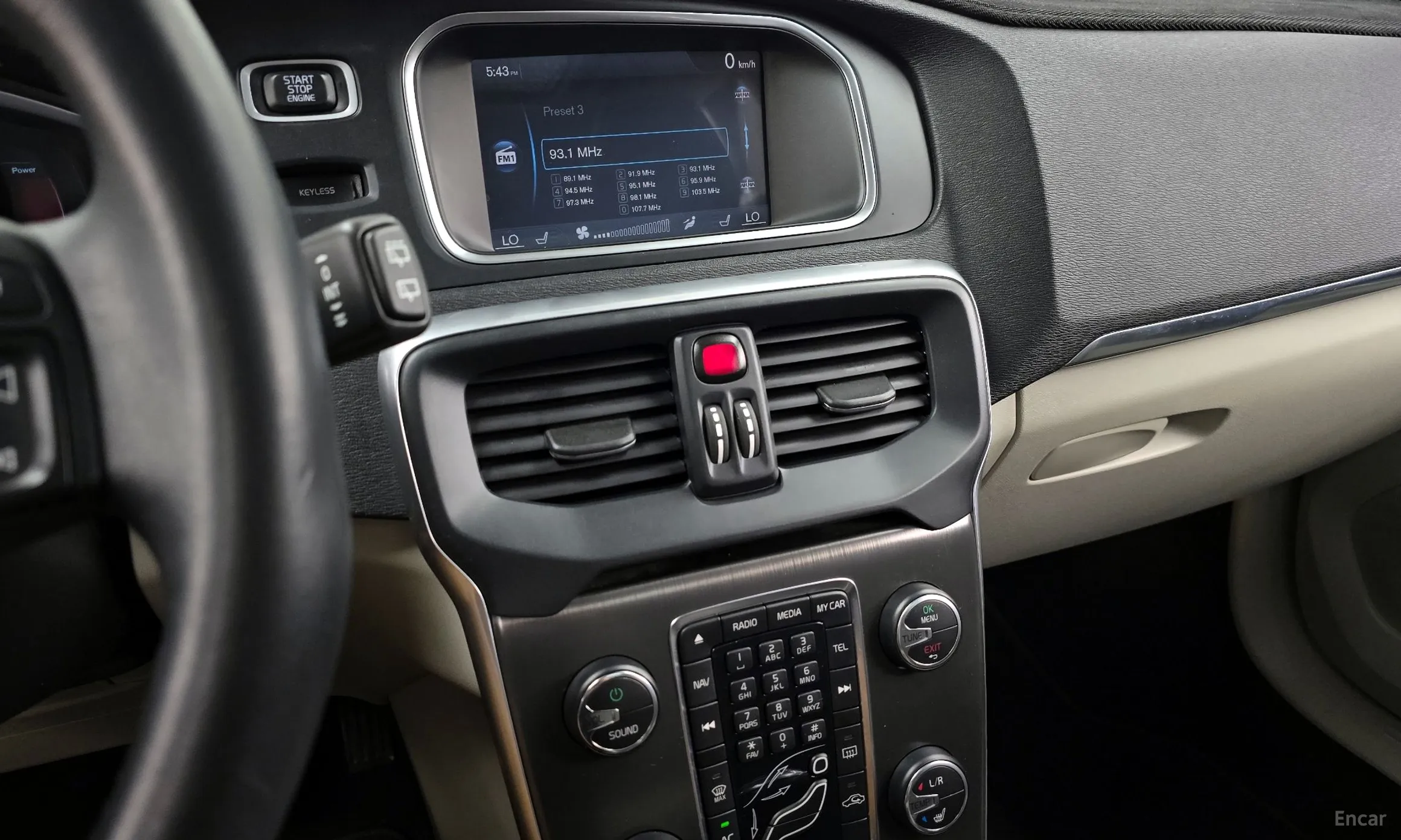 Volvo V40 превью 14