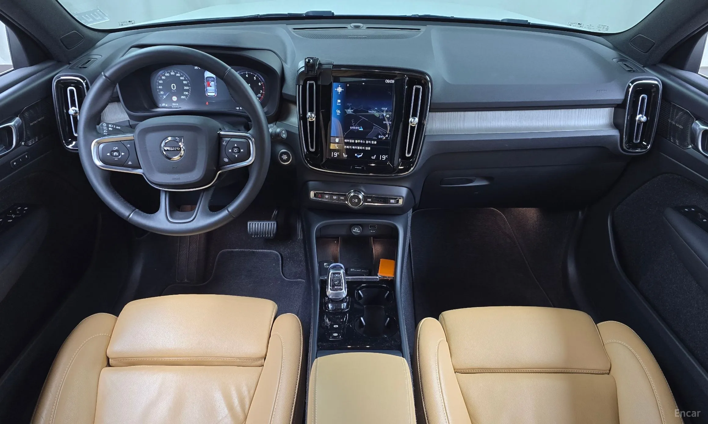 Volvo XC40 превью 7