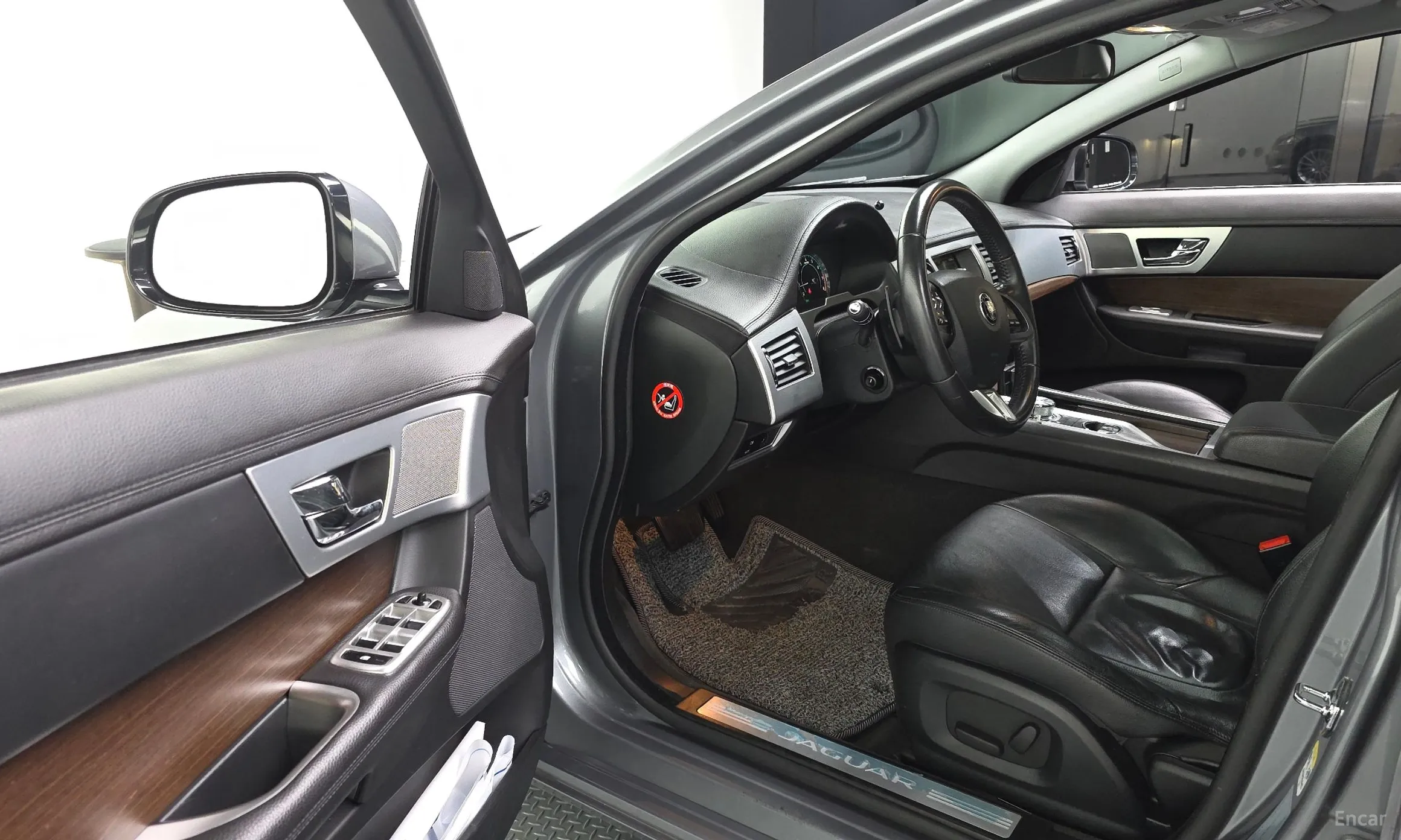 Jaguar New XF превью 10
