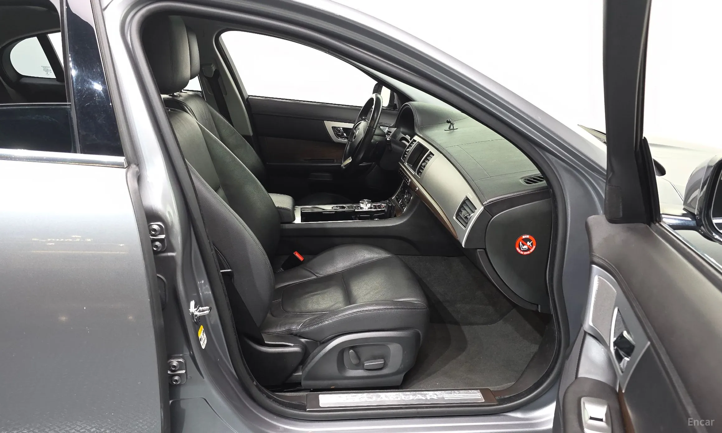Jaguar New XF превью 11
