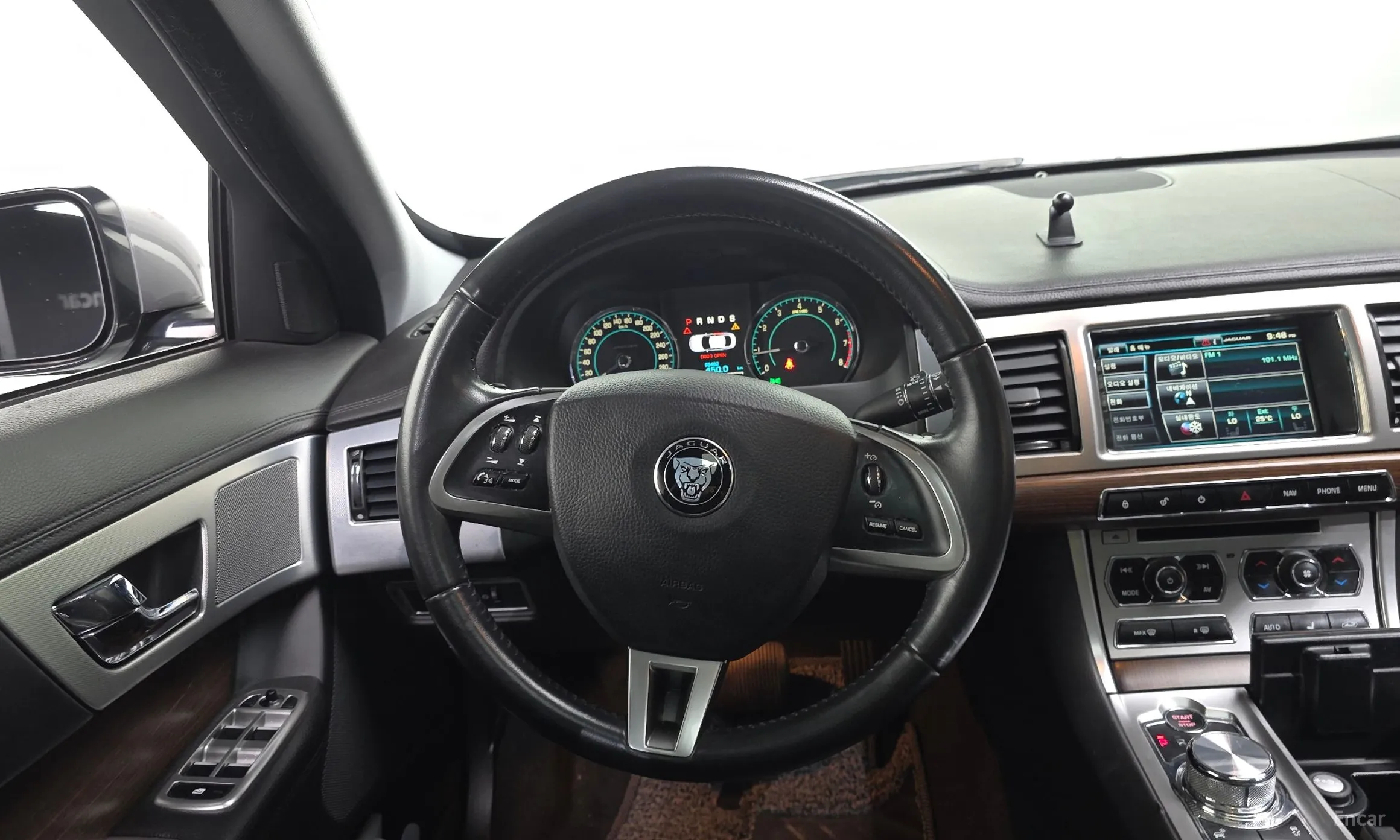 Jaguar New XF превью 13