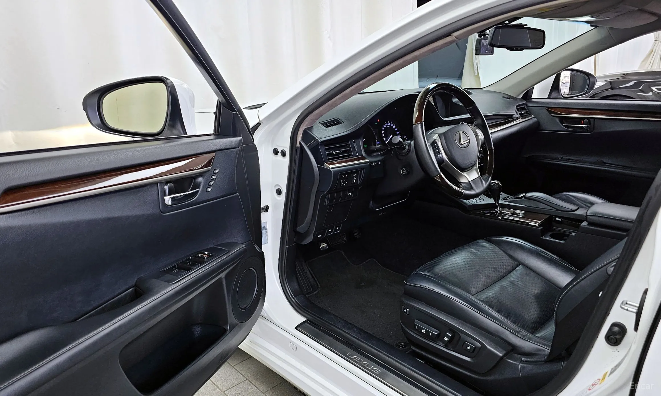 Lexus New ES300h превью 10
