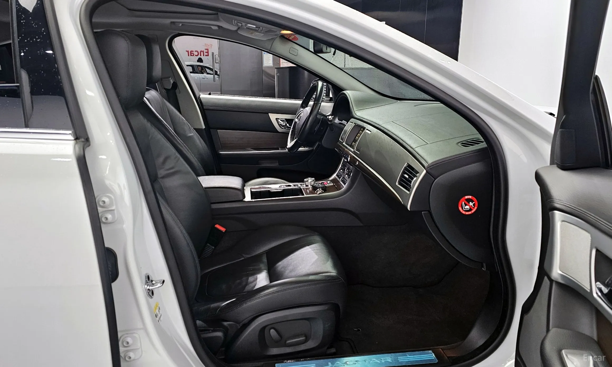 Jaguar New XF превью 10