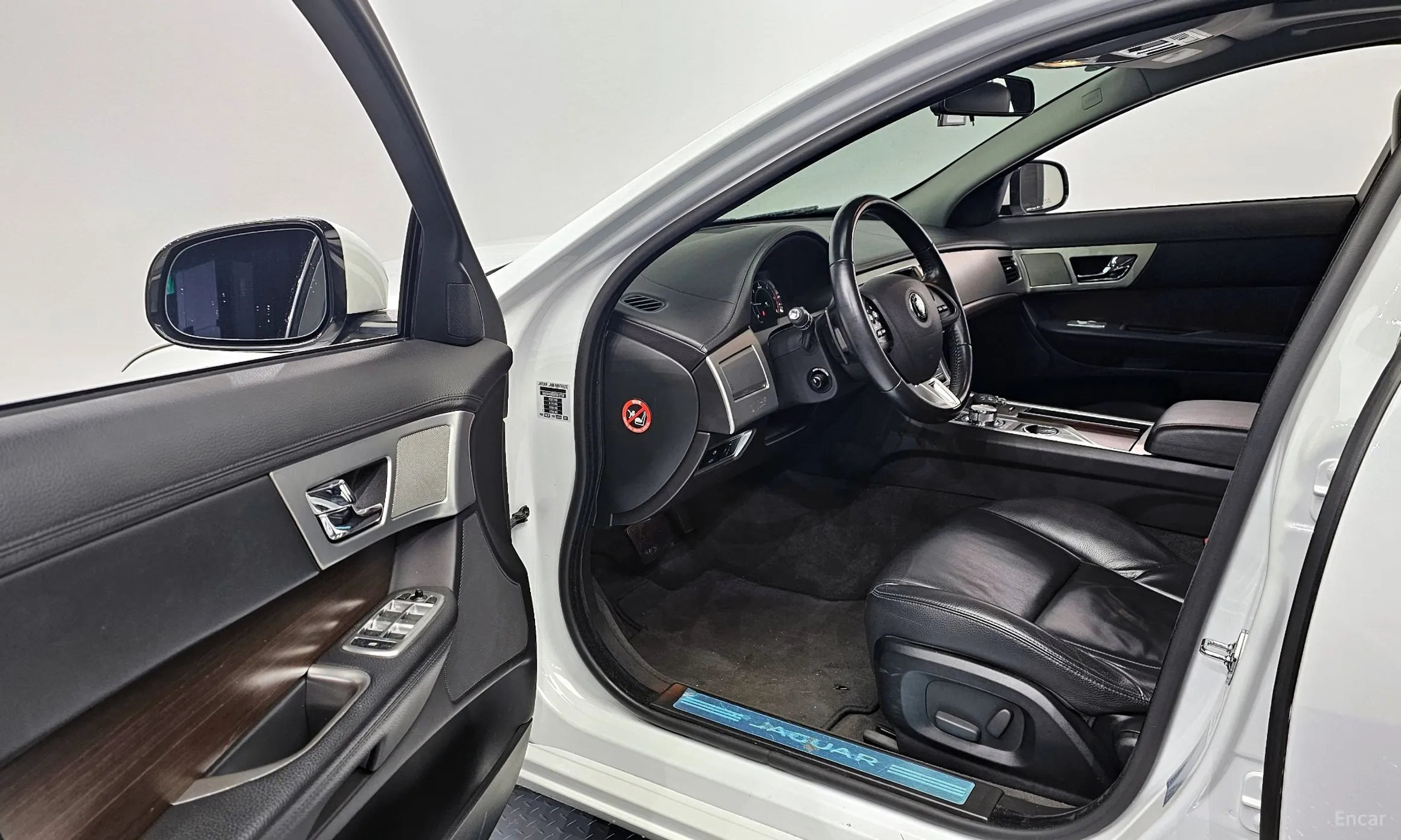 Jaguar New XF превью 11