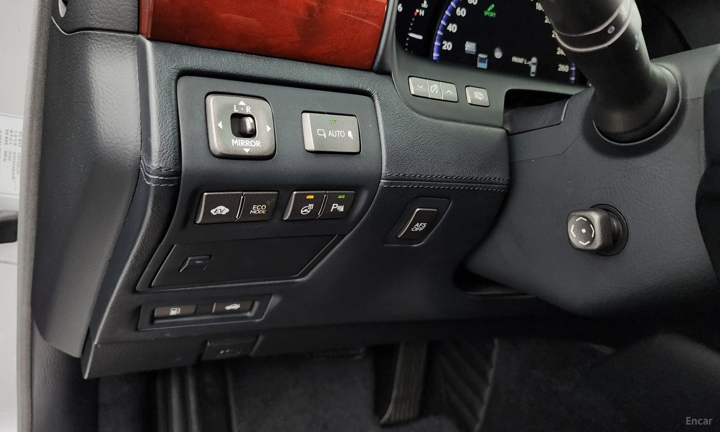 Lexus LS600hL превью 16