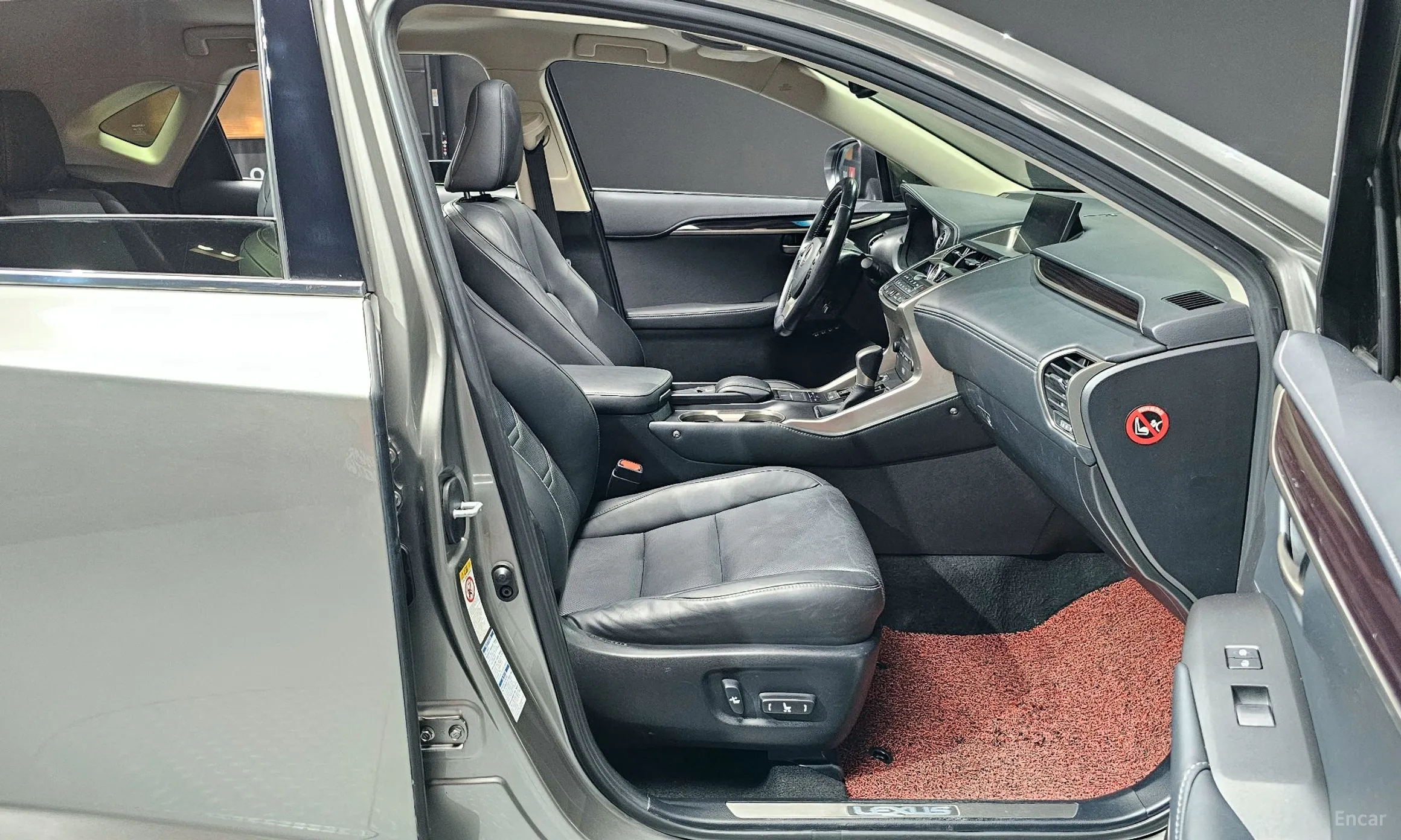 Lexus NX300h превью 10