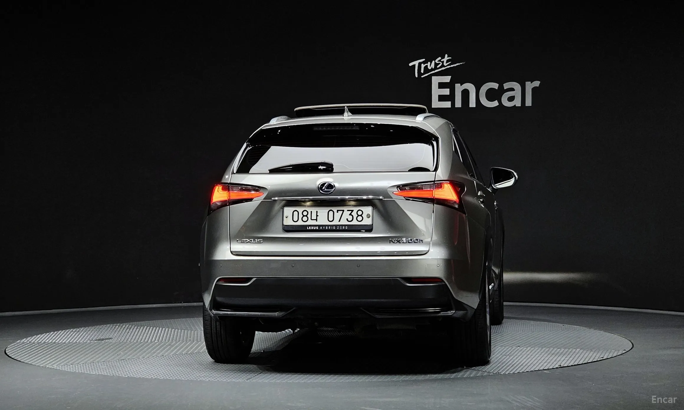 Lexus NX300h превью 4