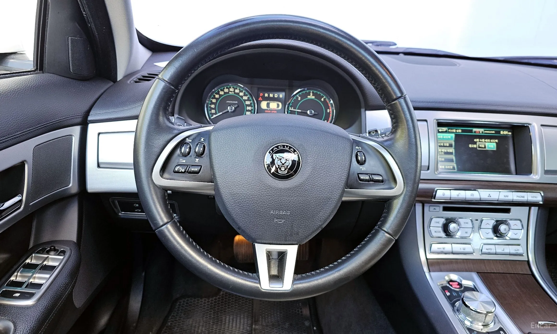 Jaguar New XF превью 13