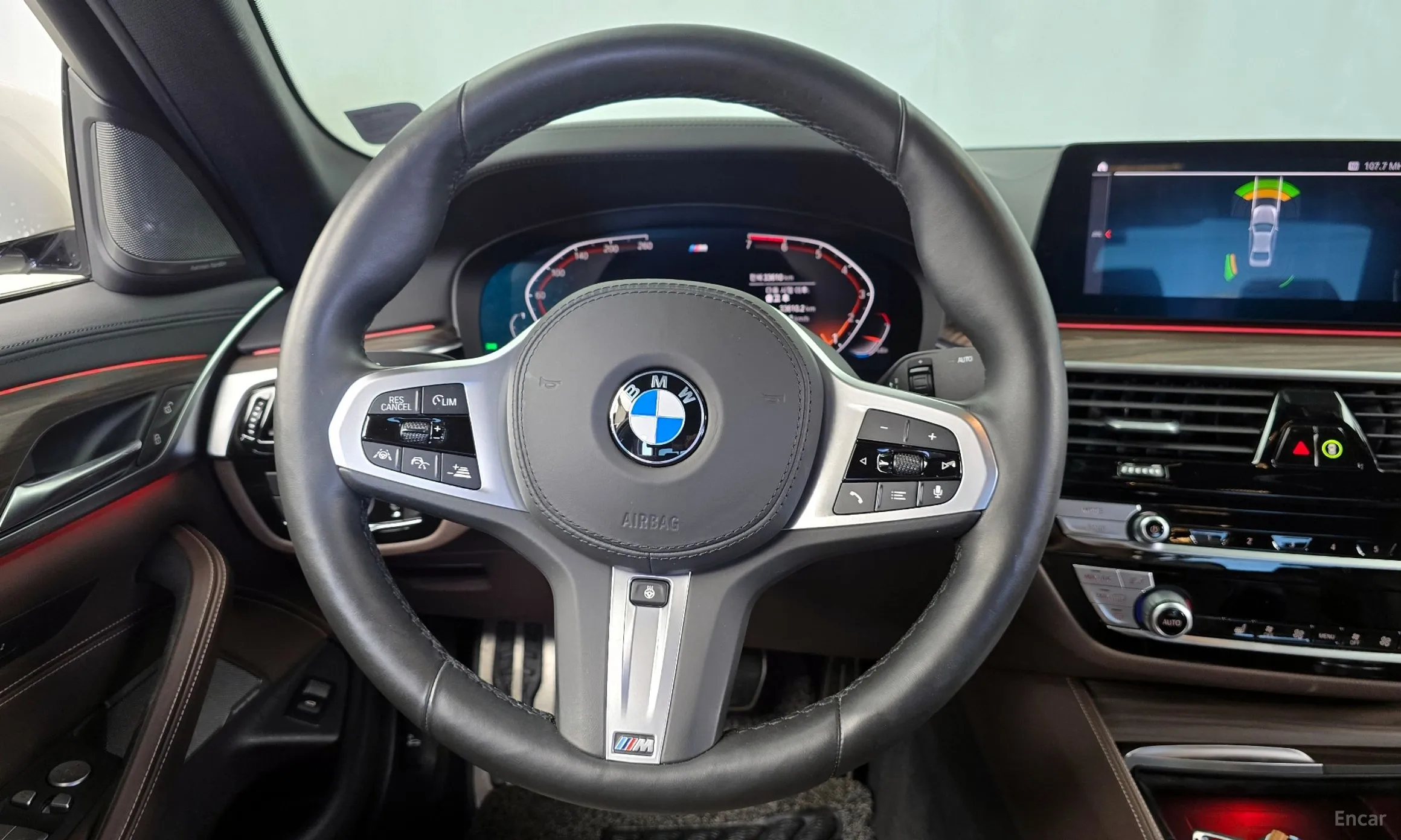 BMW 5 Series (G30) превью 13