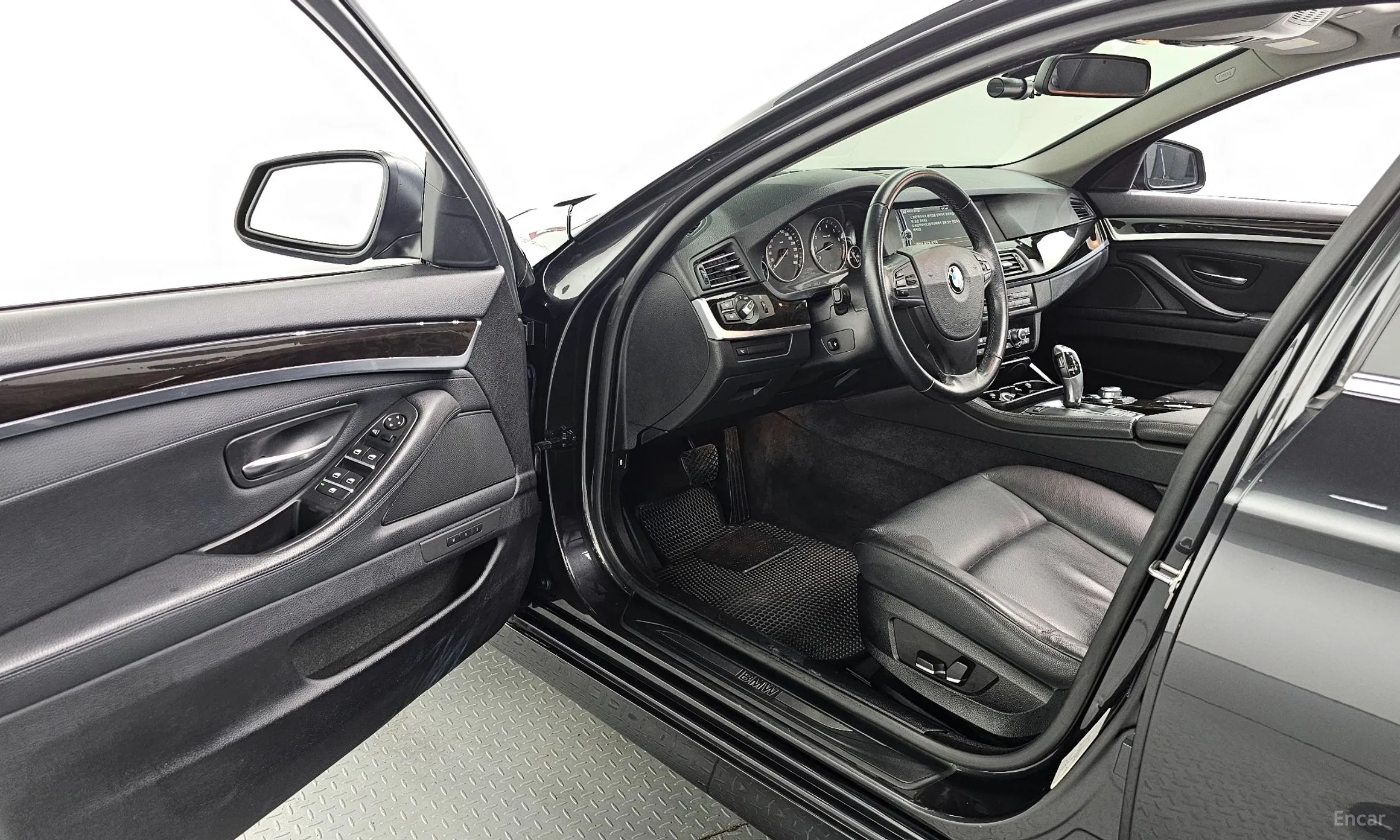 BMW 5 Series (F10) превью 10