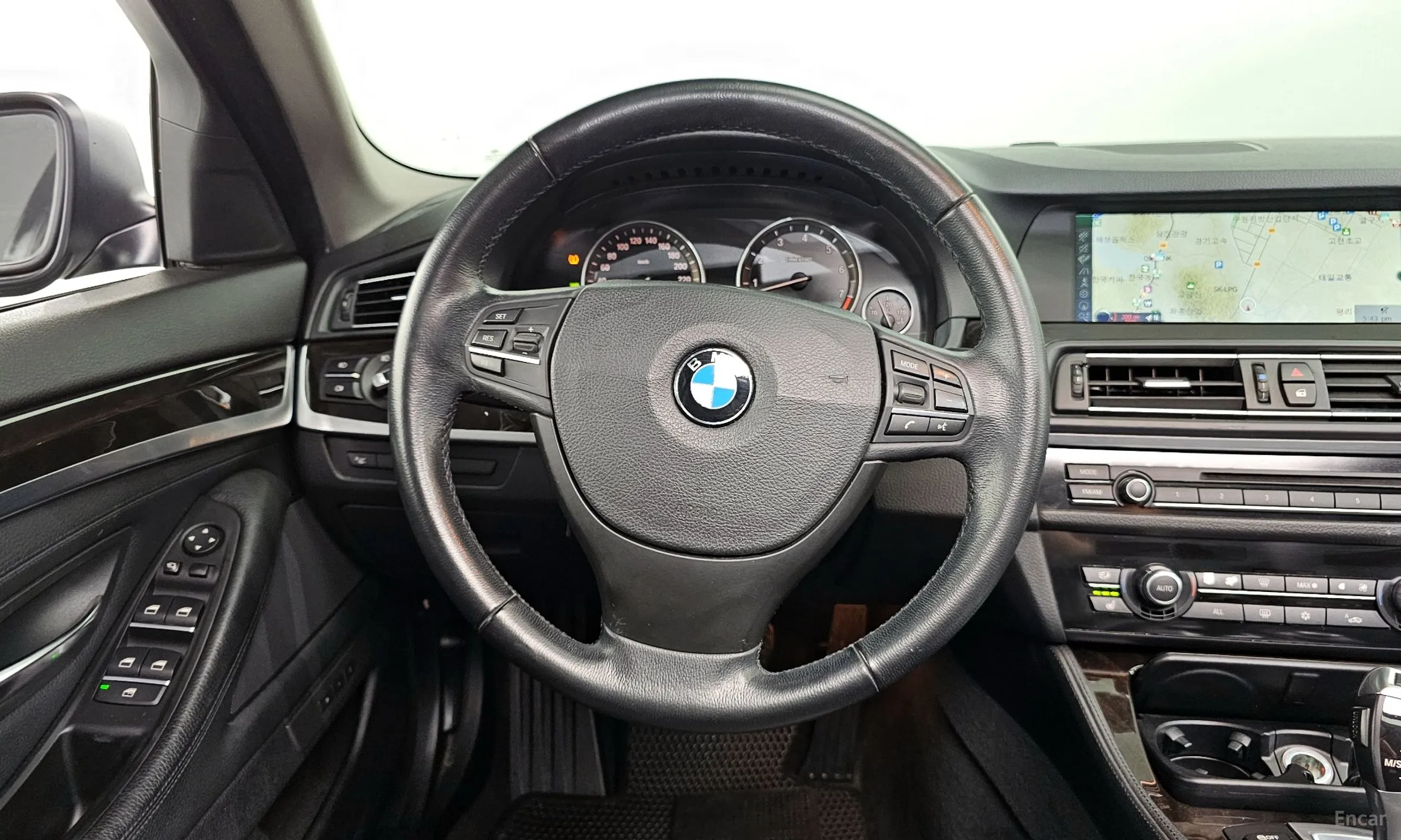 BMW 5 Series (F10) превью 13