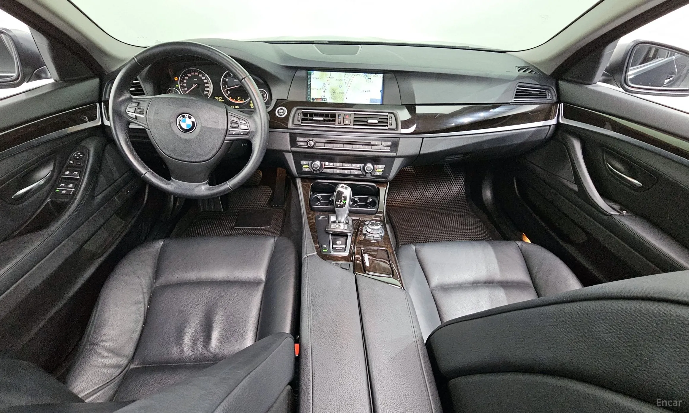 BMW 5 Series (F10) превью 7