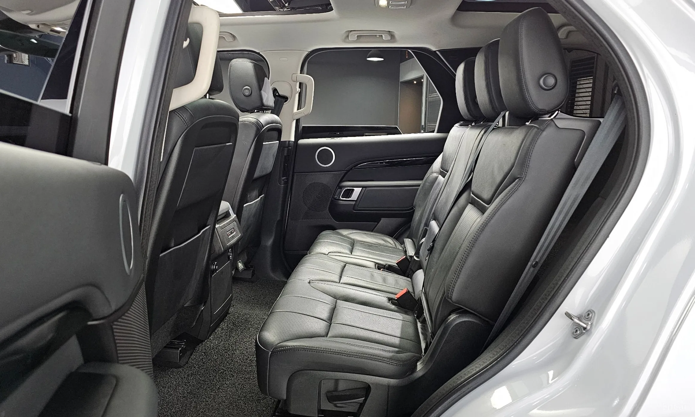 Land Rover Discovery 5 превью 11