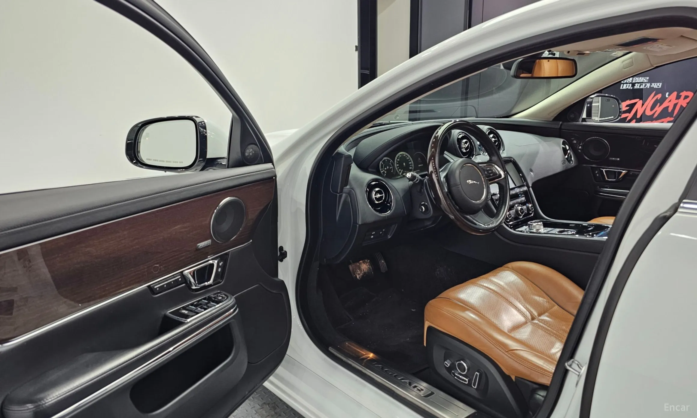 Jaguar All New XJ превью 10
