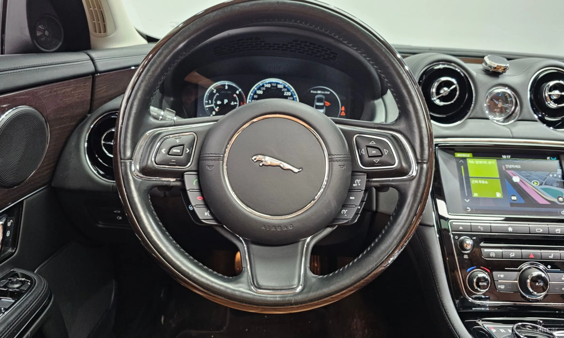Jaguar All New XJ превью 13
