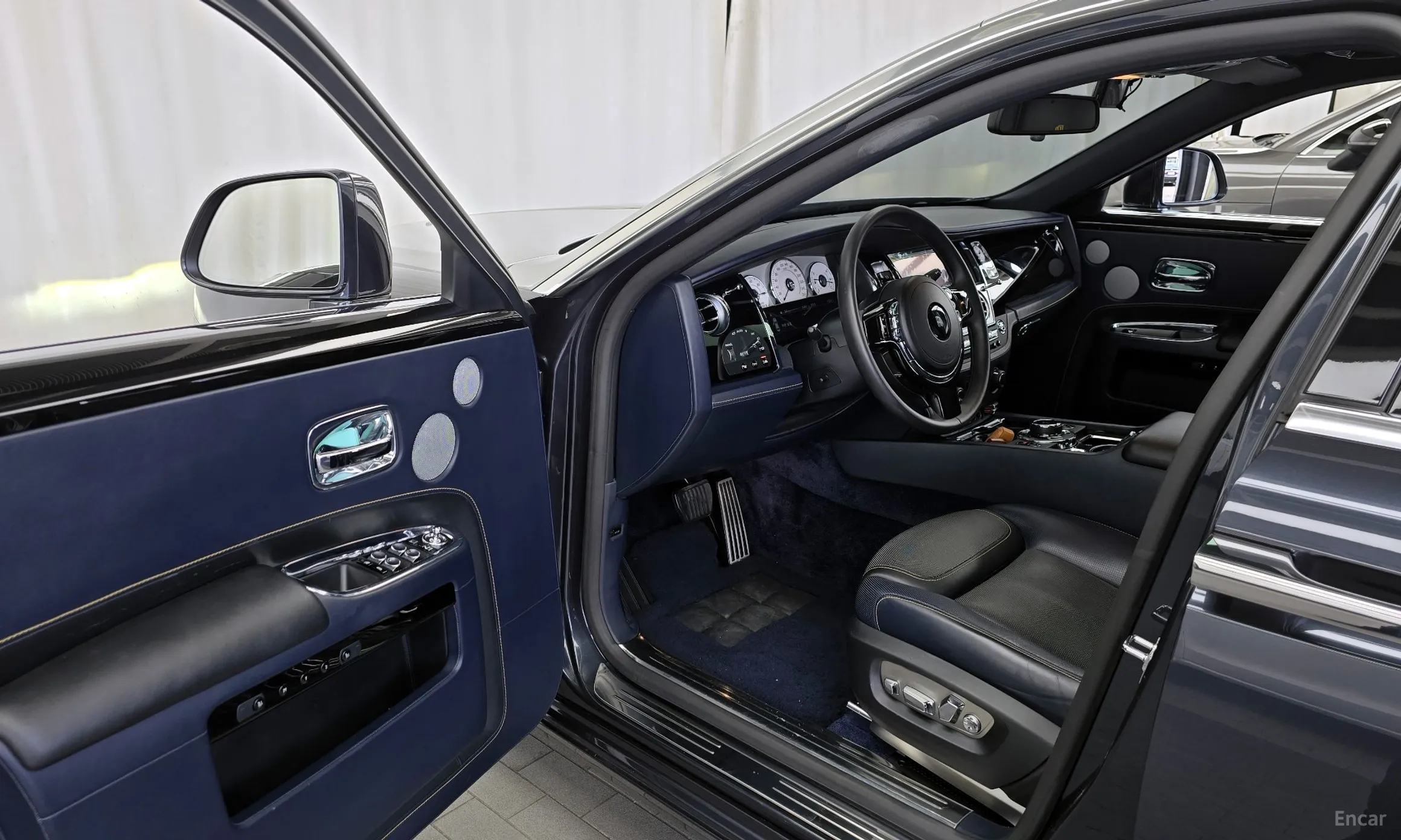 Rolls-Royce Ghost превью 10