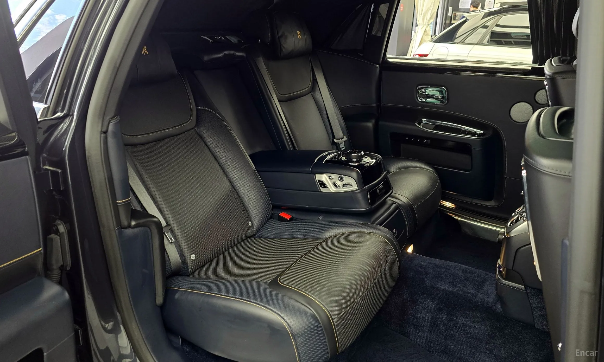 Rolls-Royce Ghost превью 12