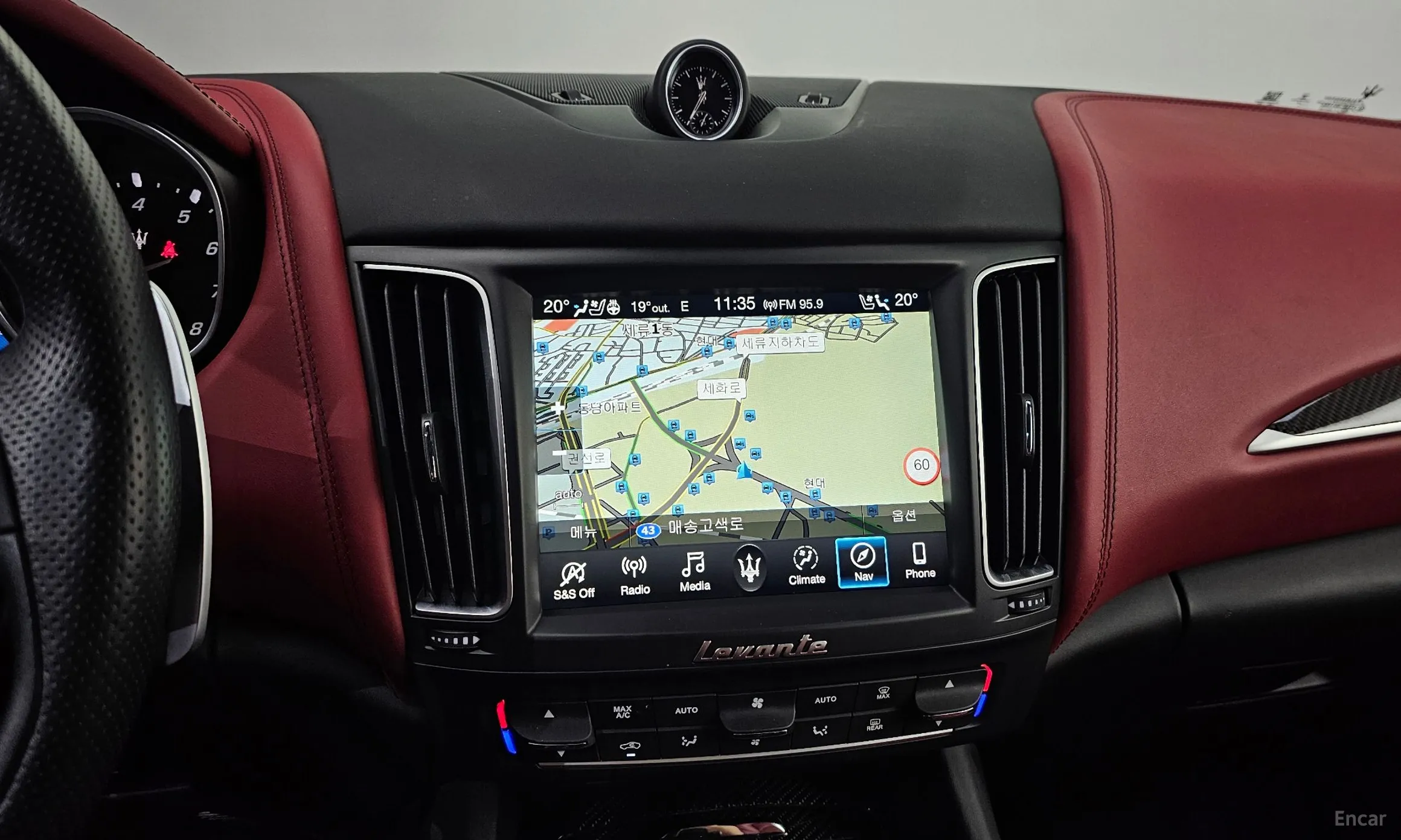 Maserati Levante превью 14