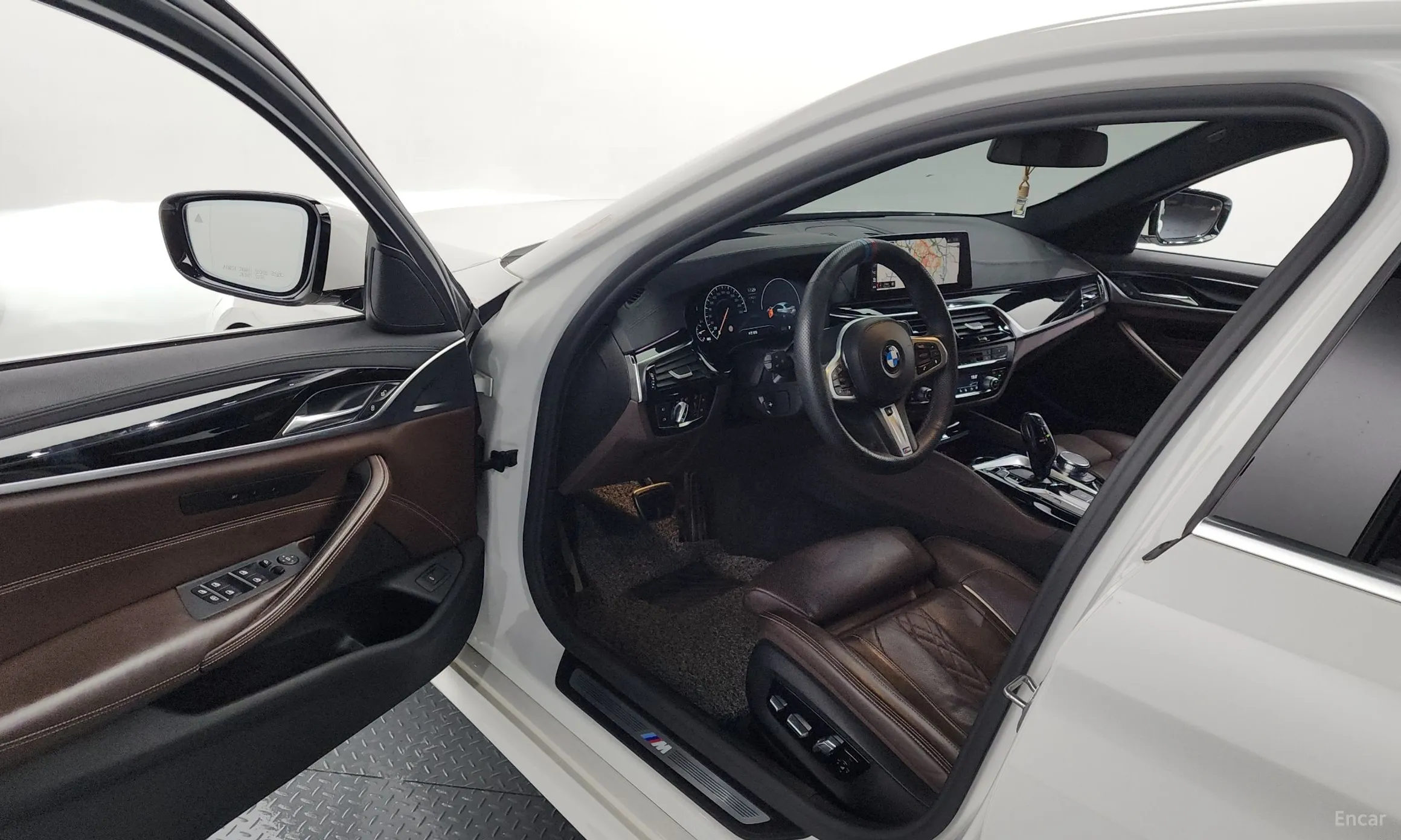 BMW 5 Series (G30) превью 10