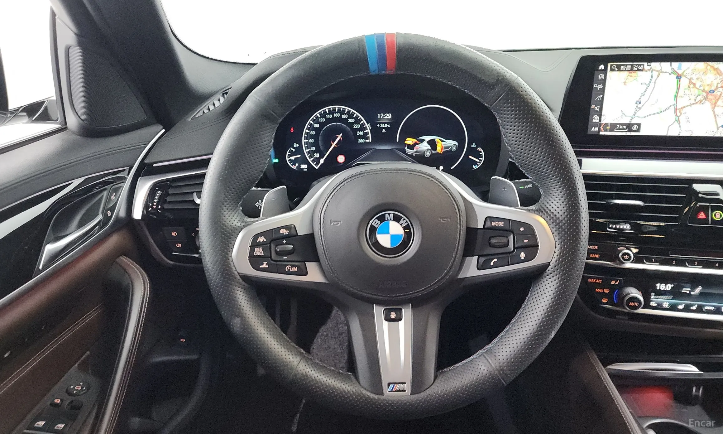 BMW 5 Series (G30) превью 13