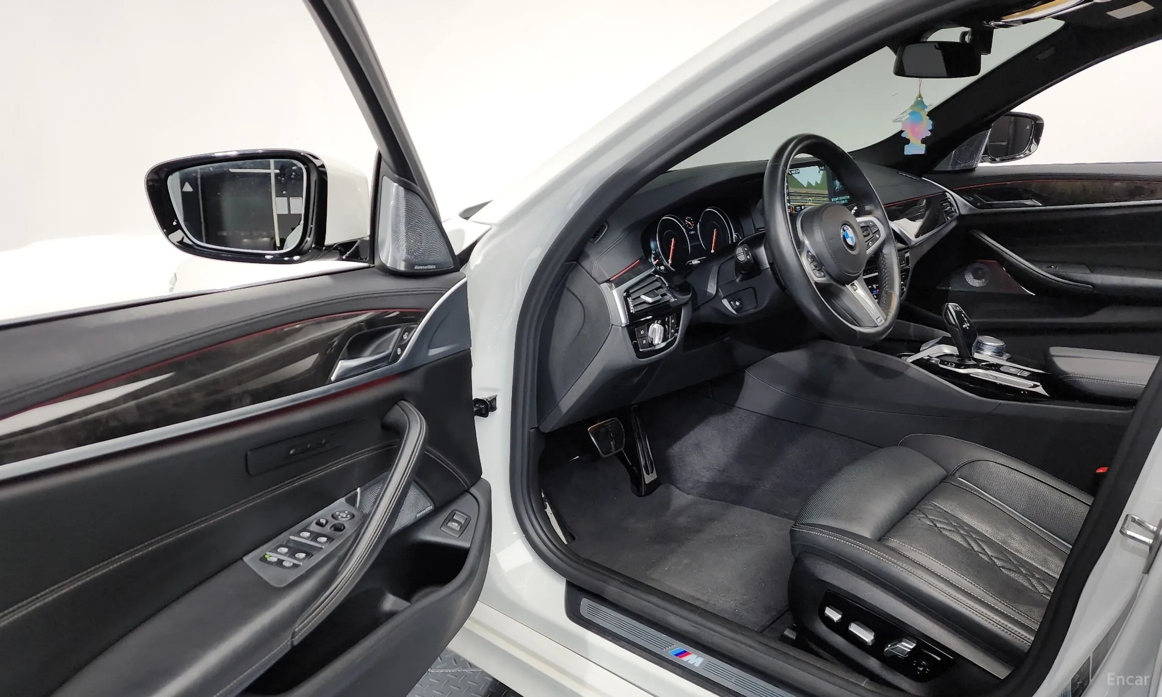 BMW 5 Series (G30) превью 10