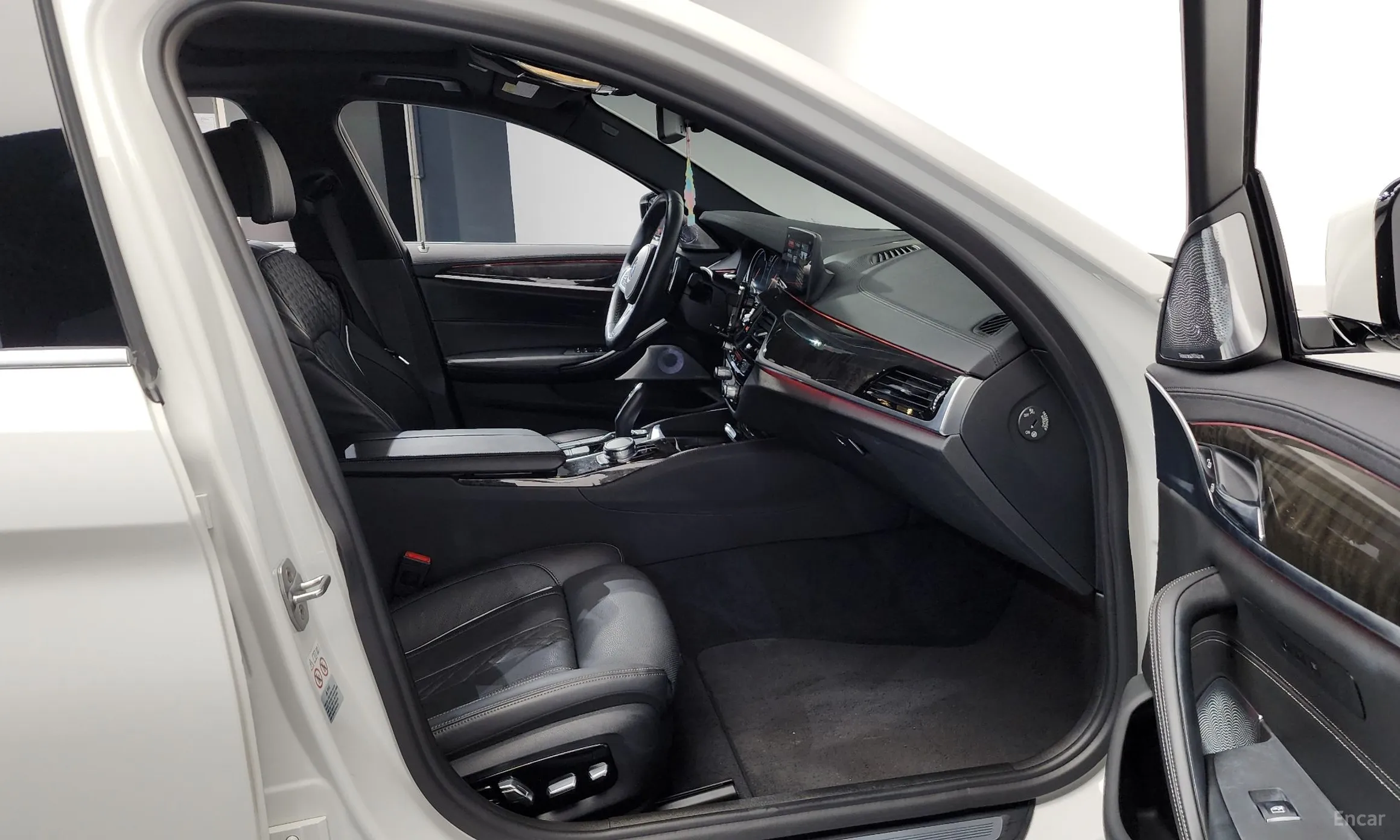 BMW 5 Series (G30) превью 11