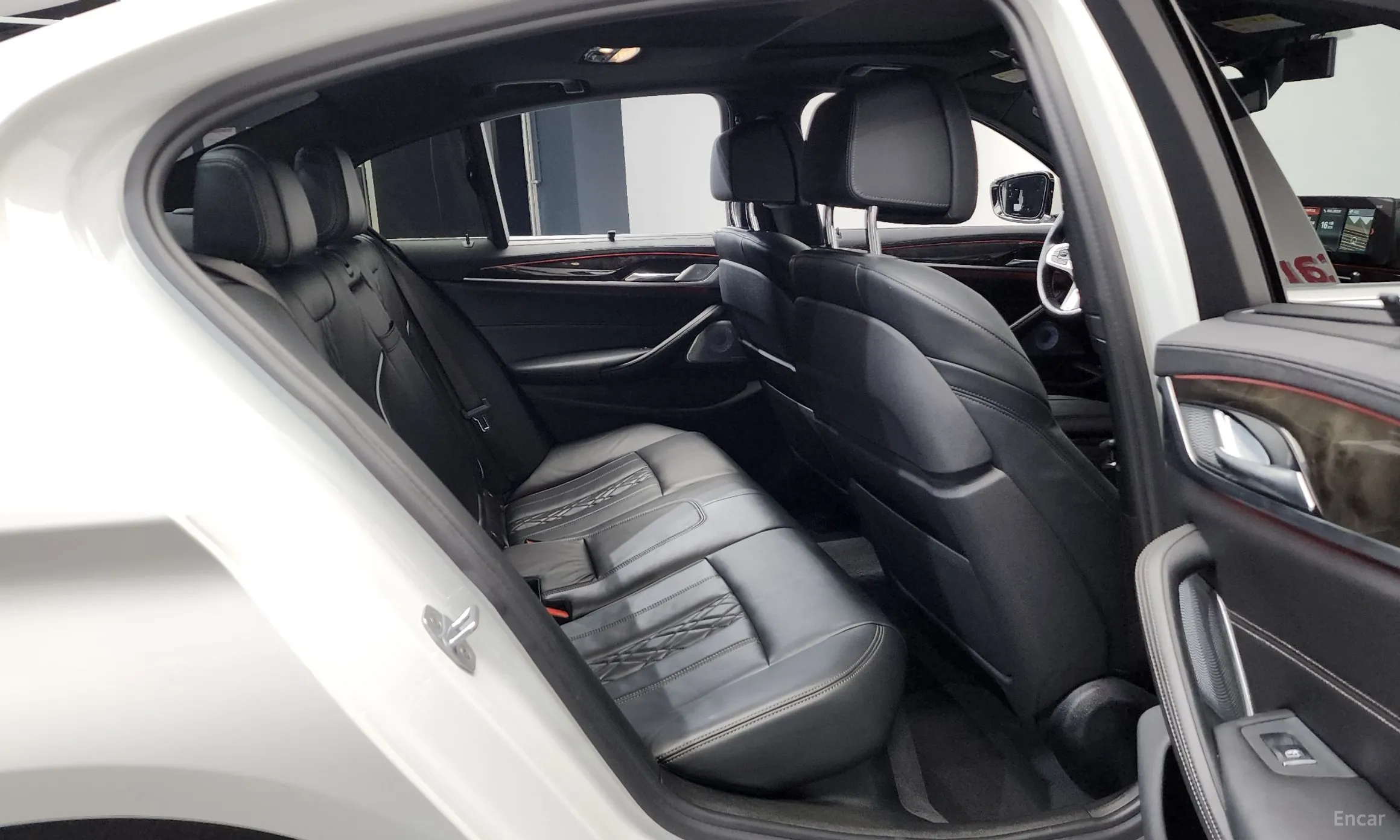 BMW 5 Series (G30) превью 12