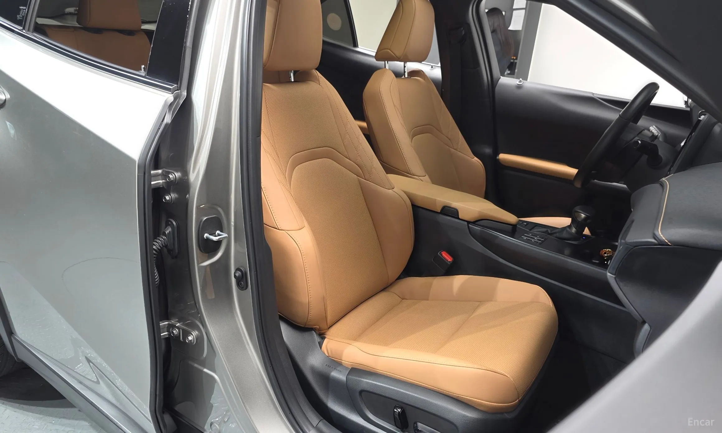 Lexus UX250h превью 10