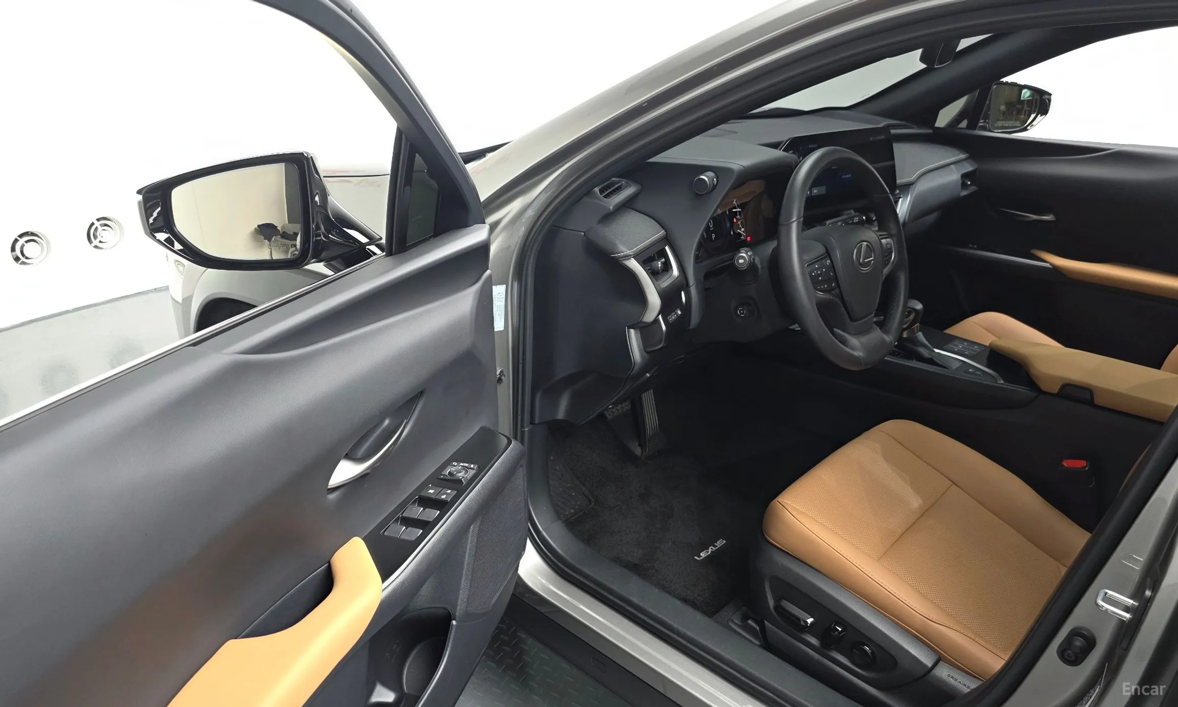 Lexus UX250h превью 11
