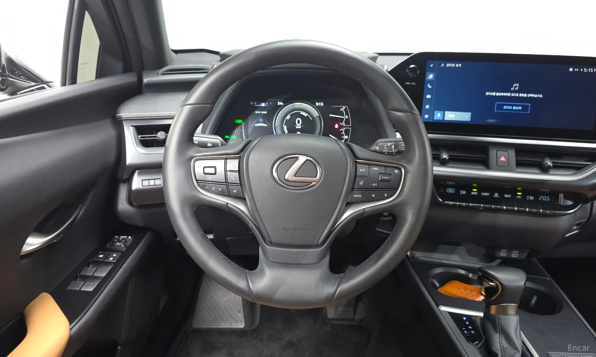Lexus UX250h превью 13