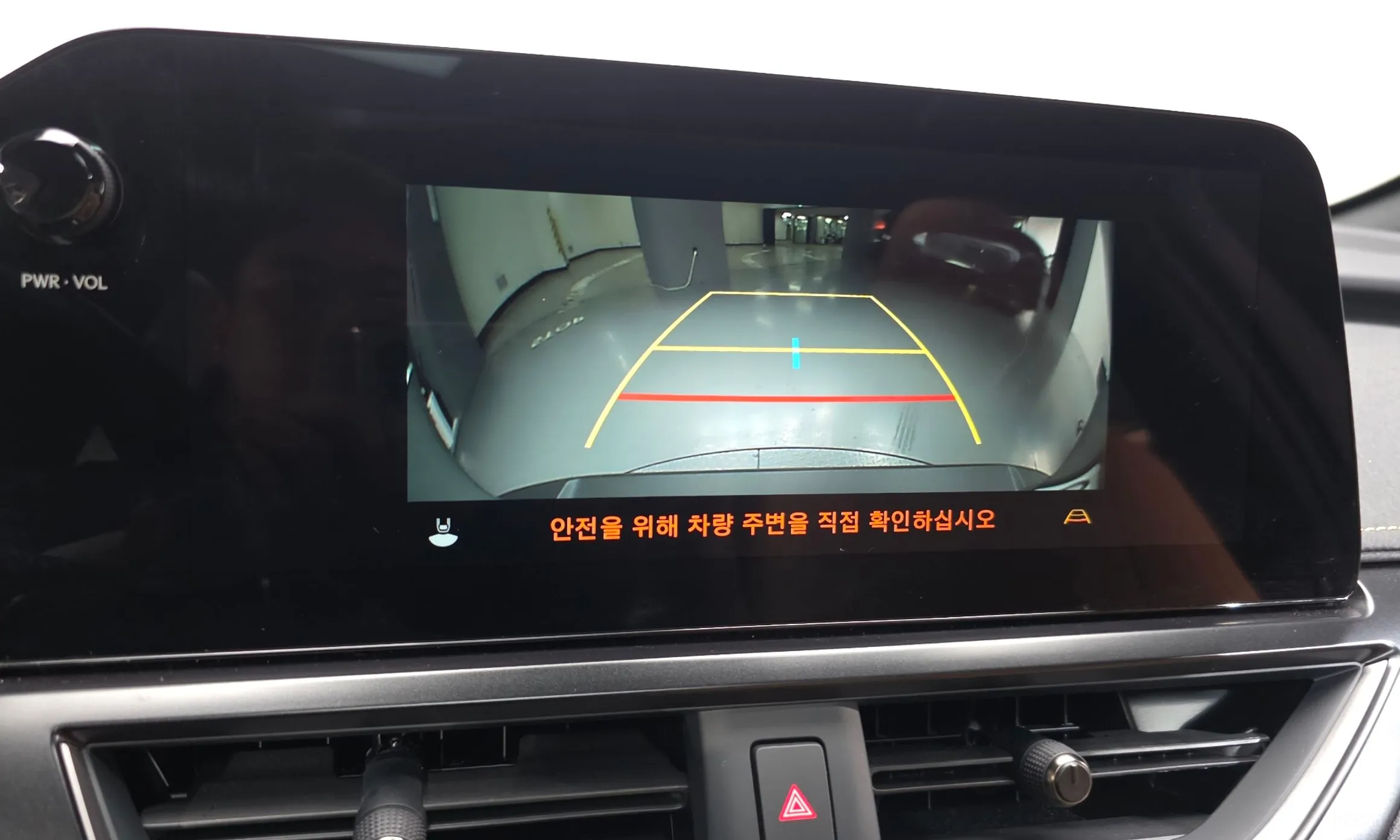 Lexus UX250h превью 15