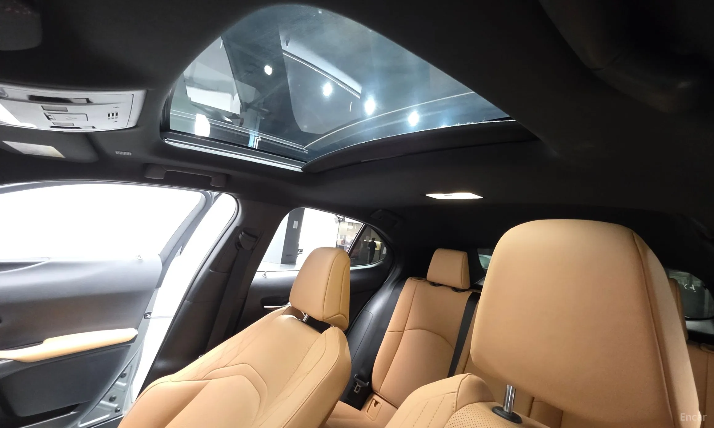Lexus UX250h превью 18