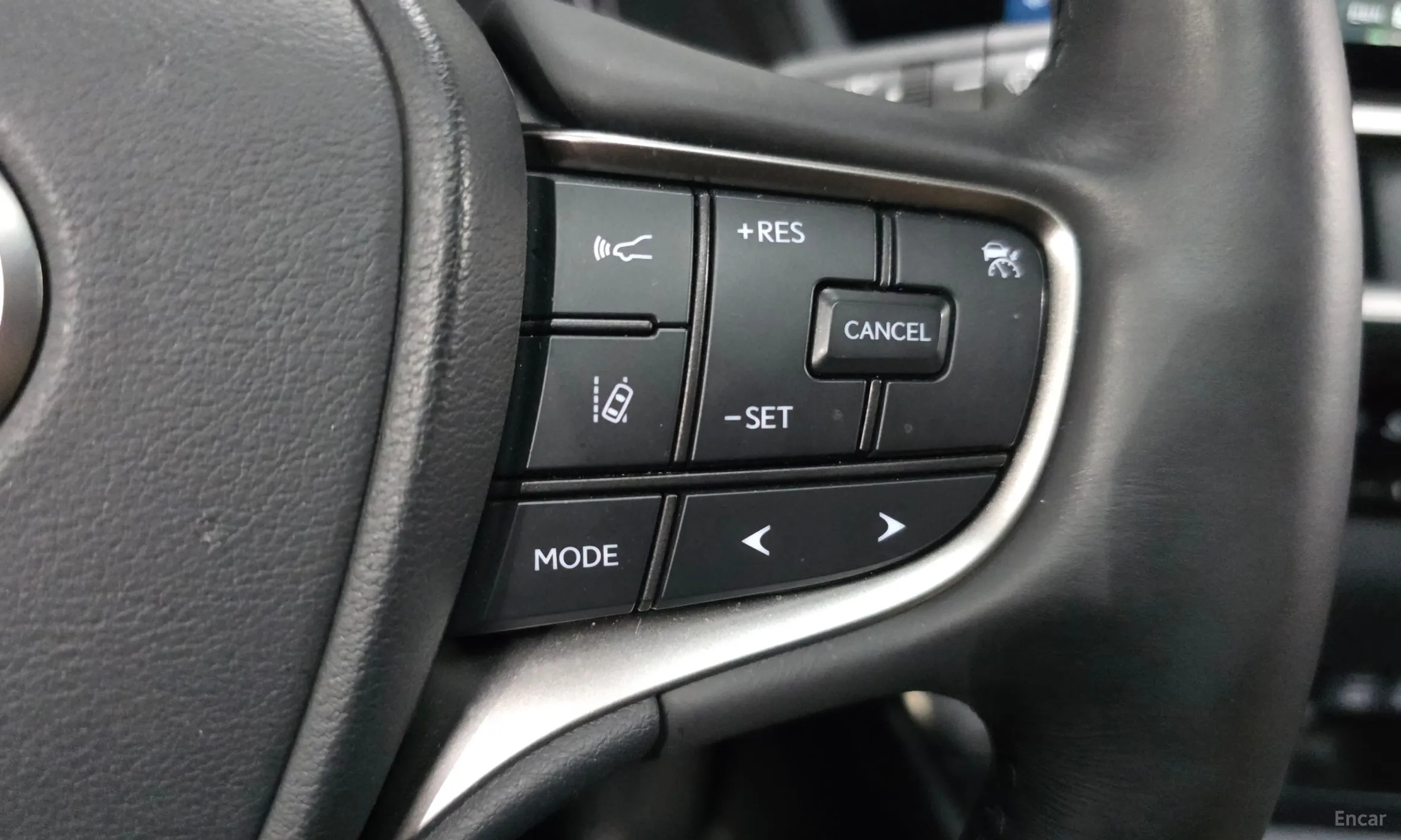 Lexus UX250h превью 19