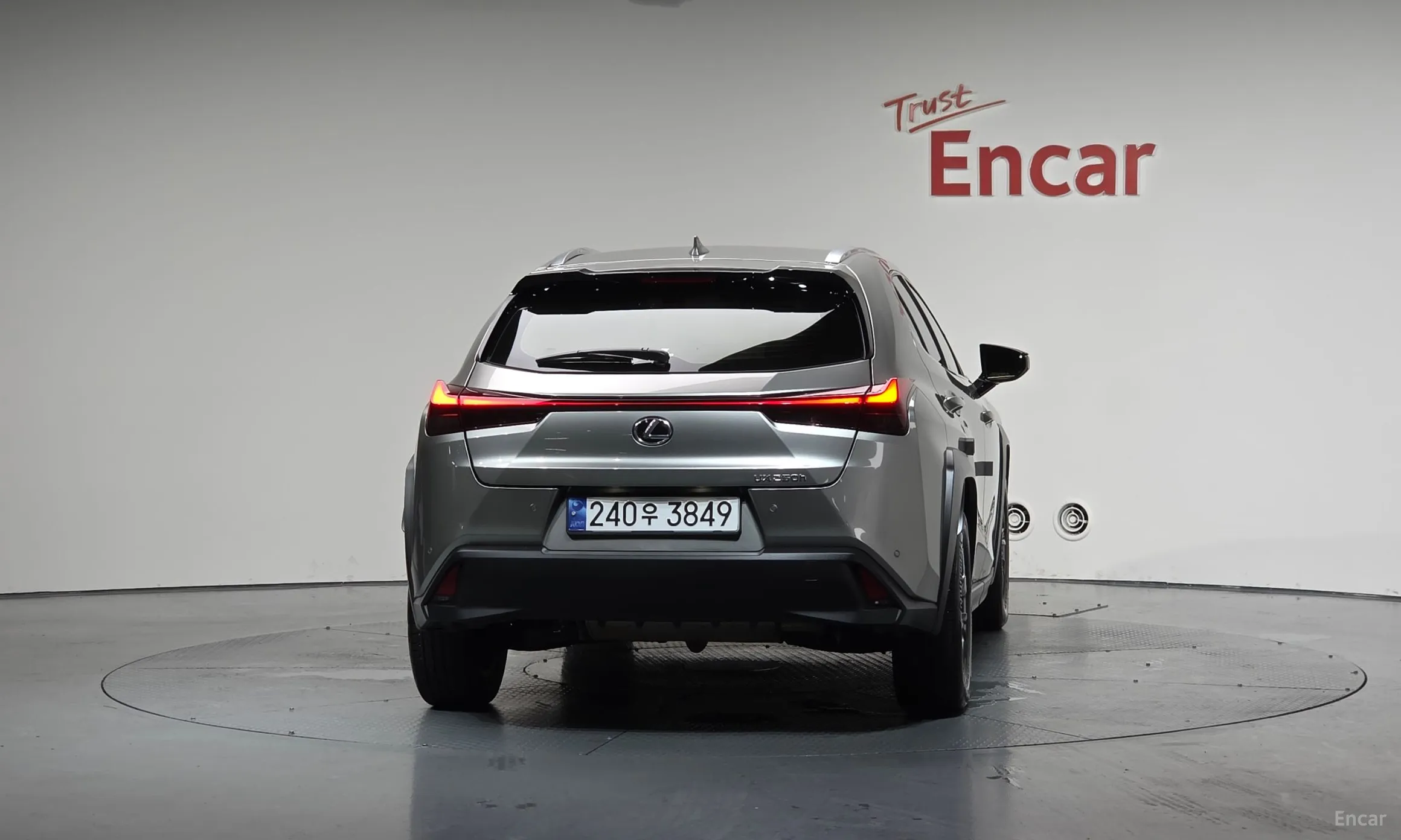 Lexus UX250h превью 4