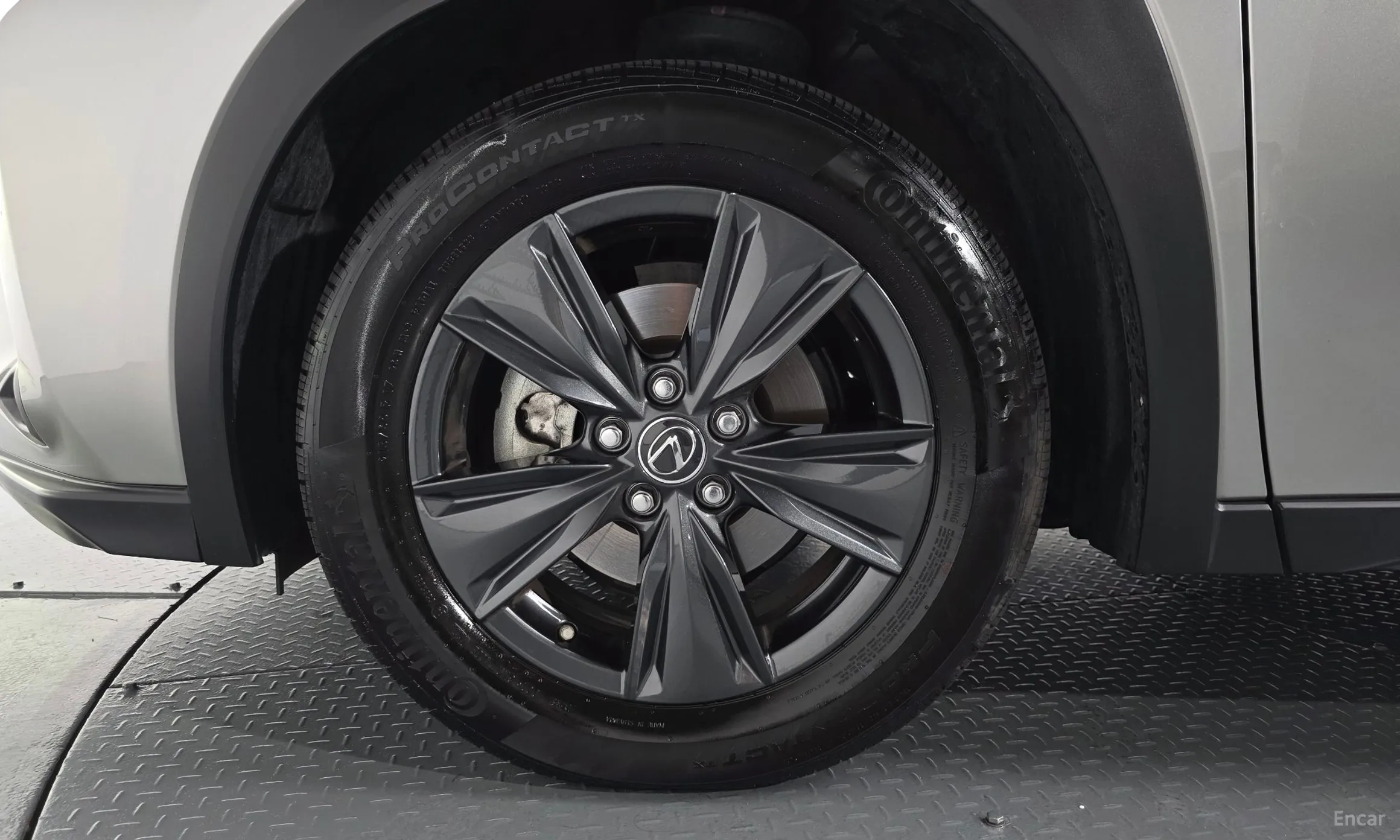 Lexus UX250h превью 5