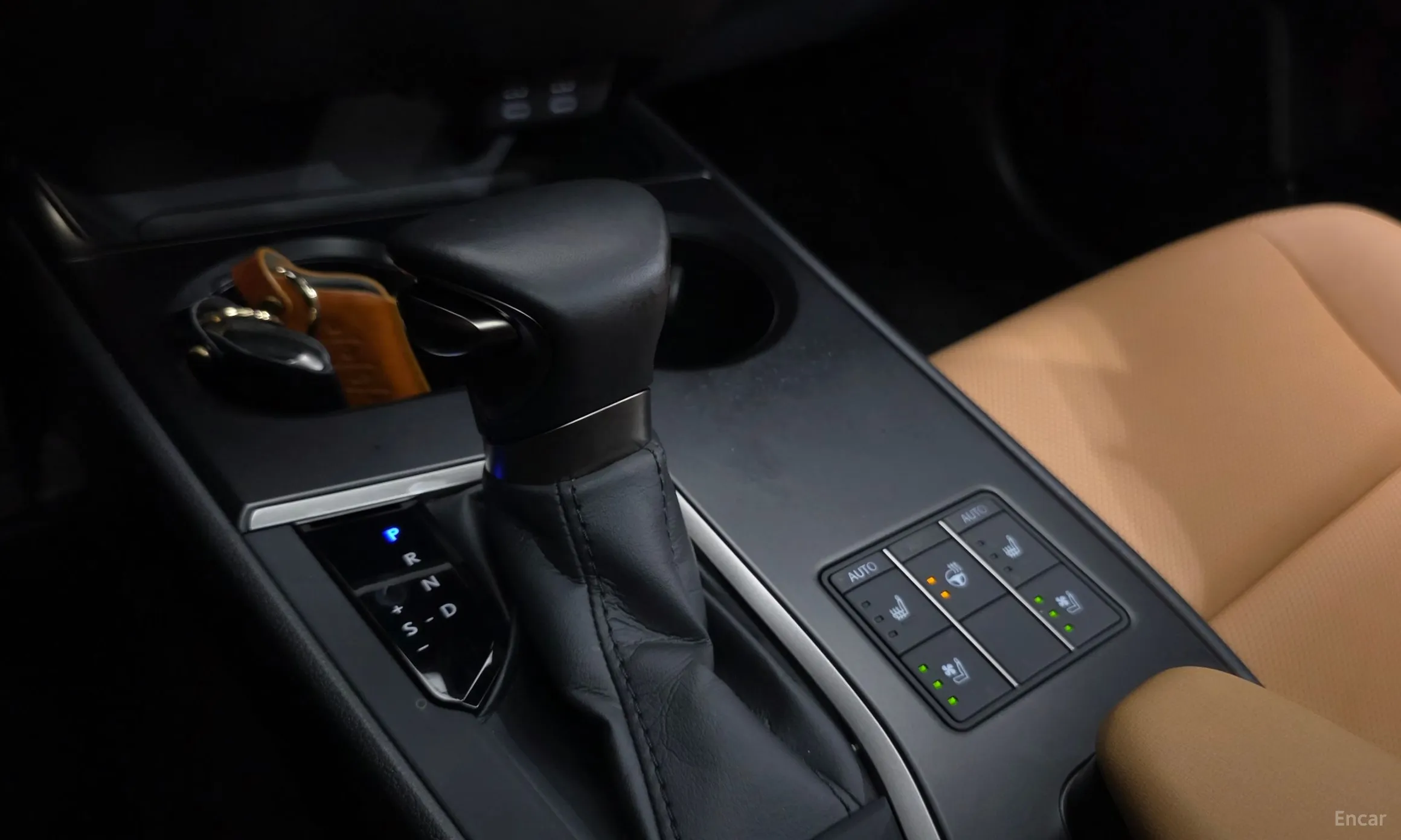 Lexus UX250h превью 9