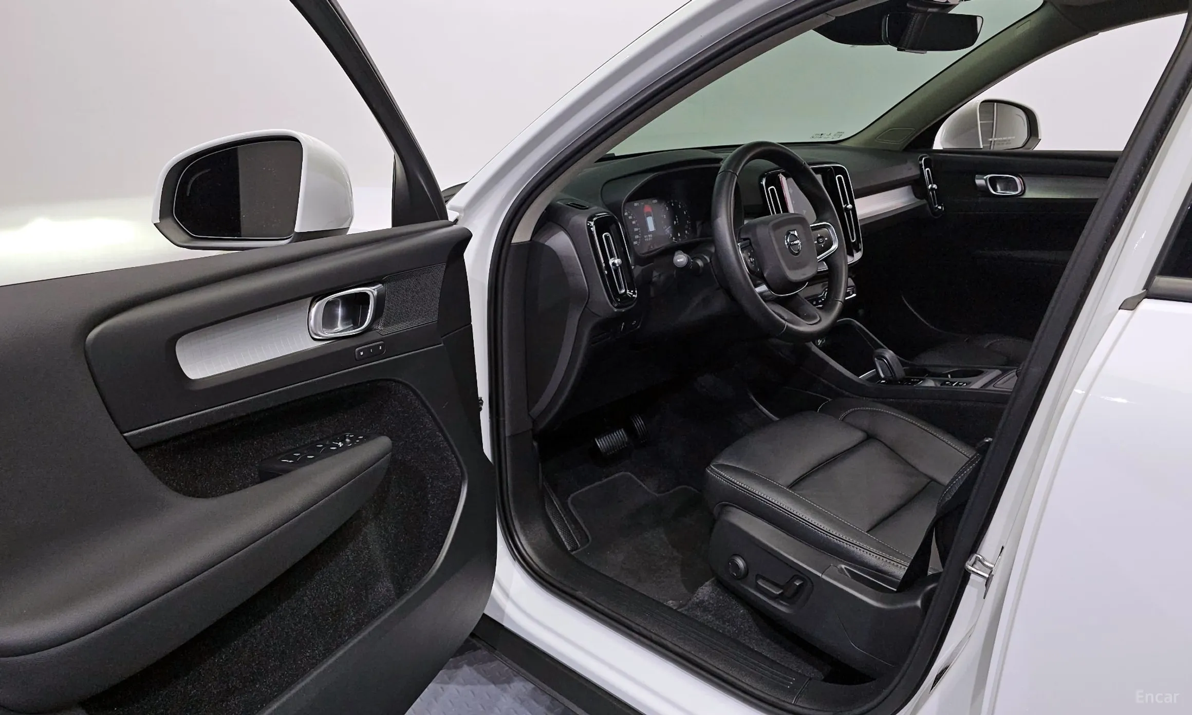Volvo XC40 превью 10