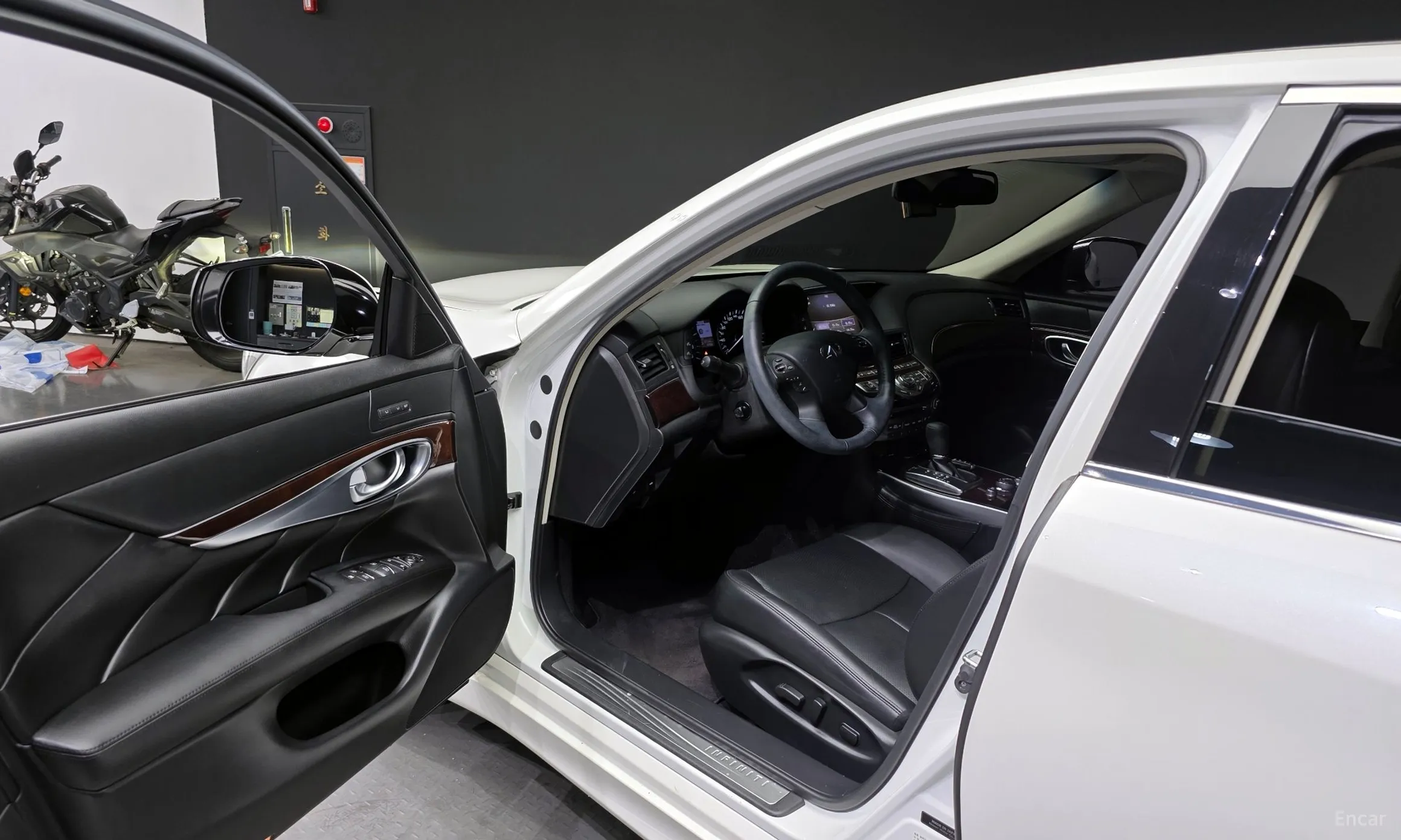 Infiniti Q70 превью 10