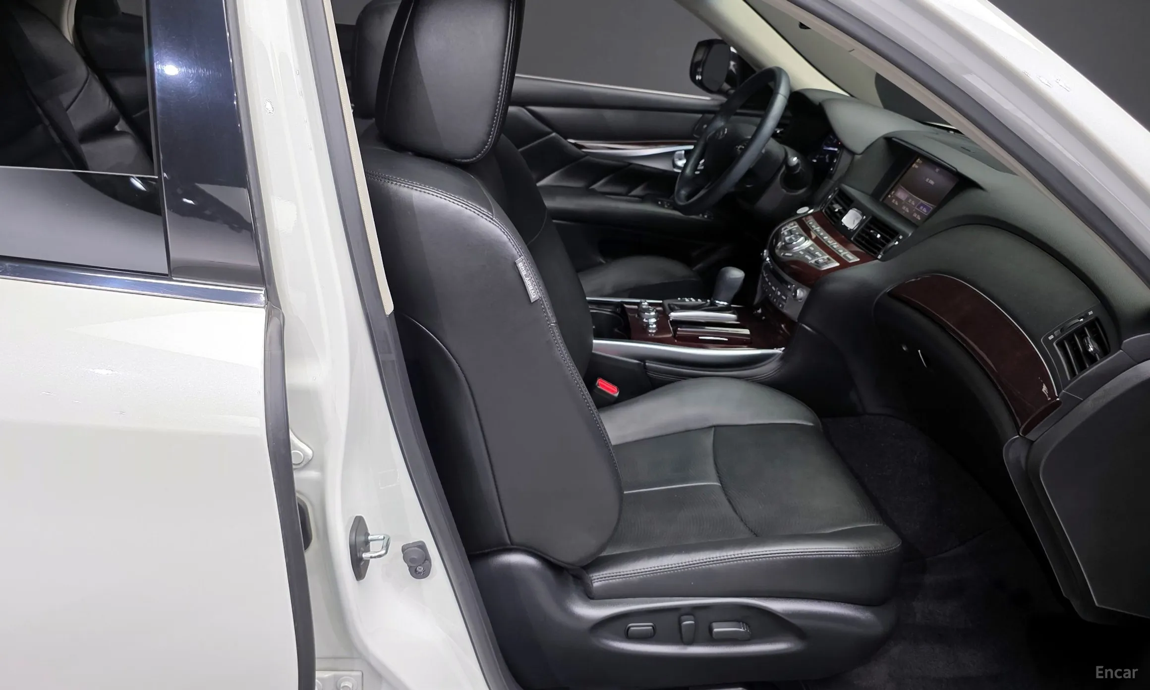 Infiniti Q70 превью 12