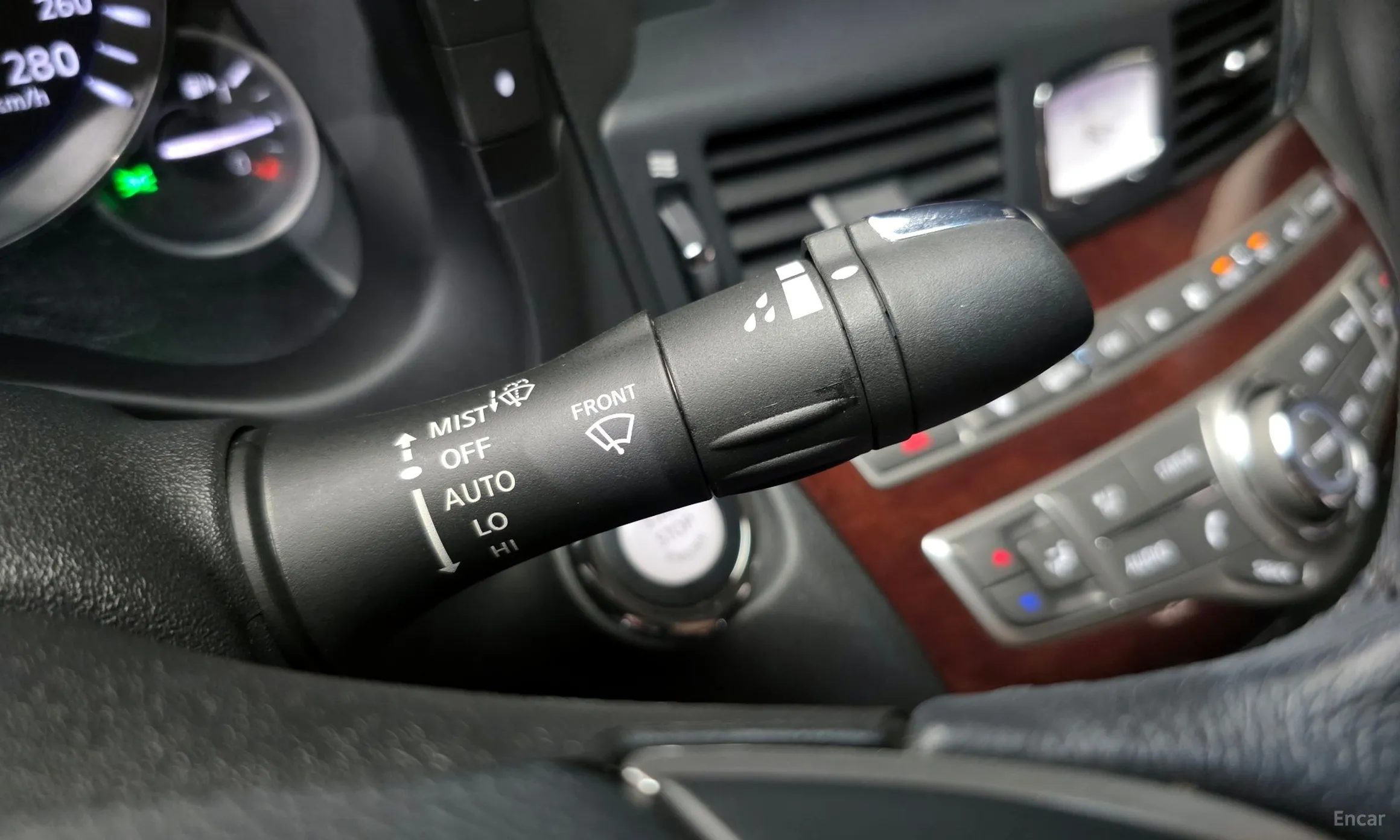 Infiniti Q70 превью 16