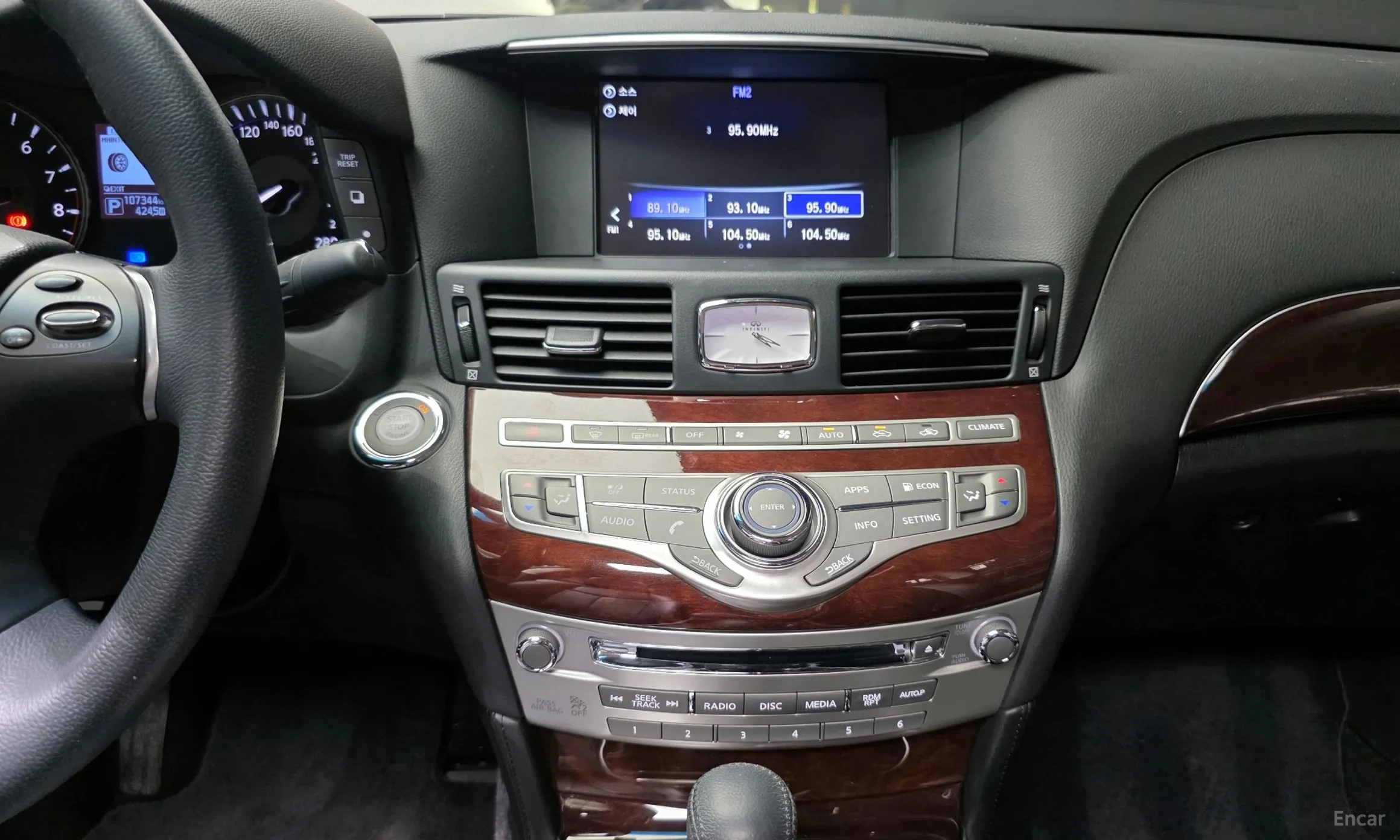 Infiniti Q70 превью 18