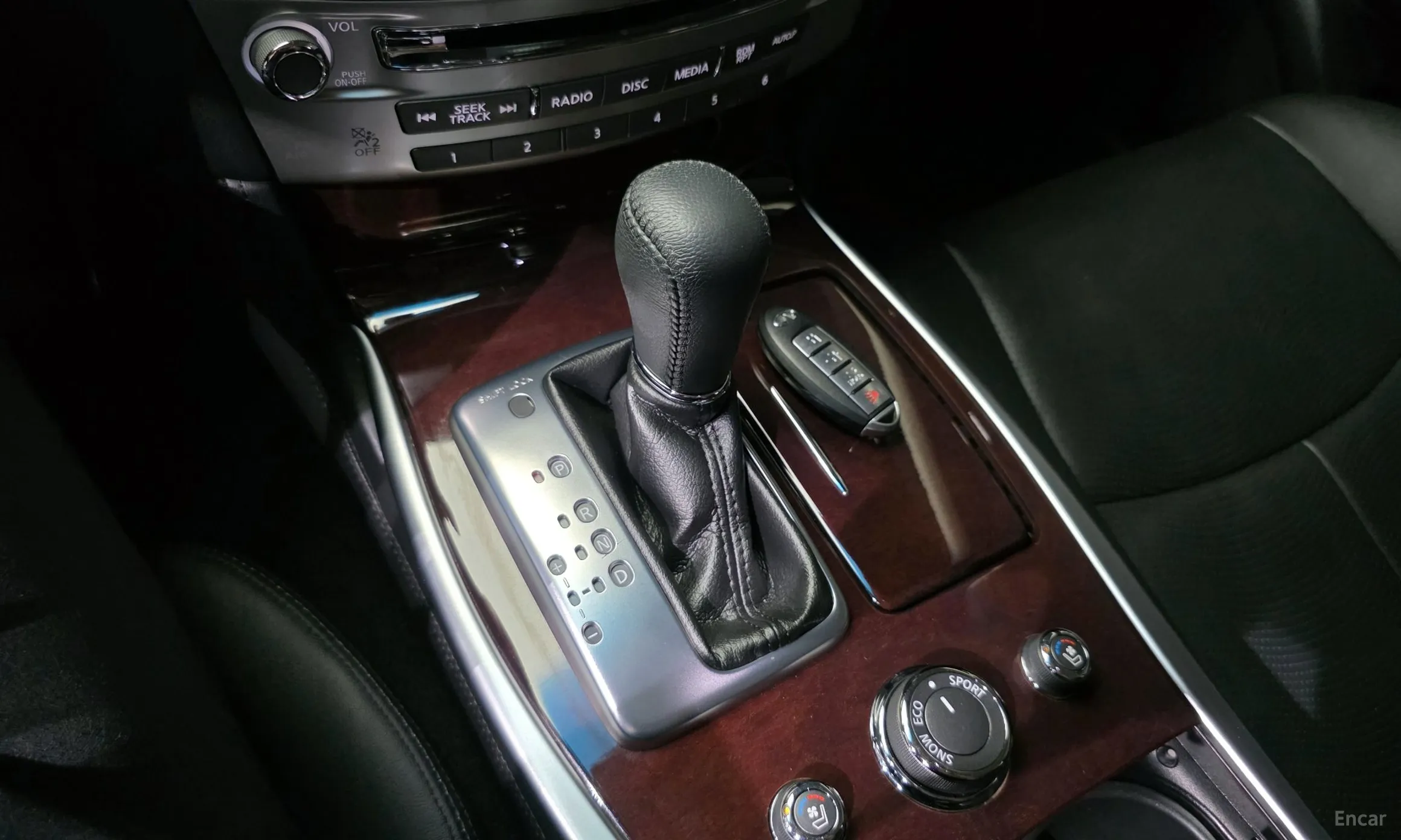 Infiniti Q70 превью 9