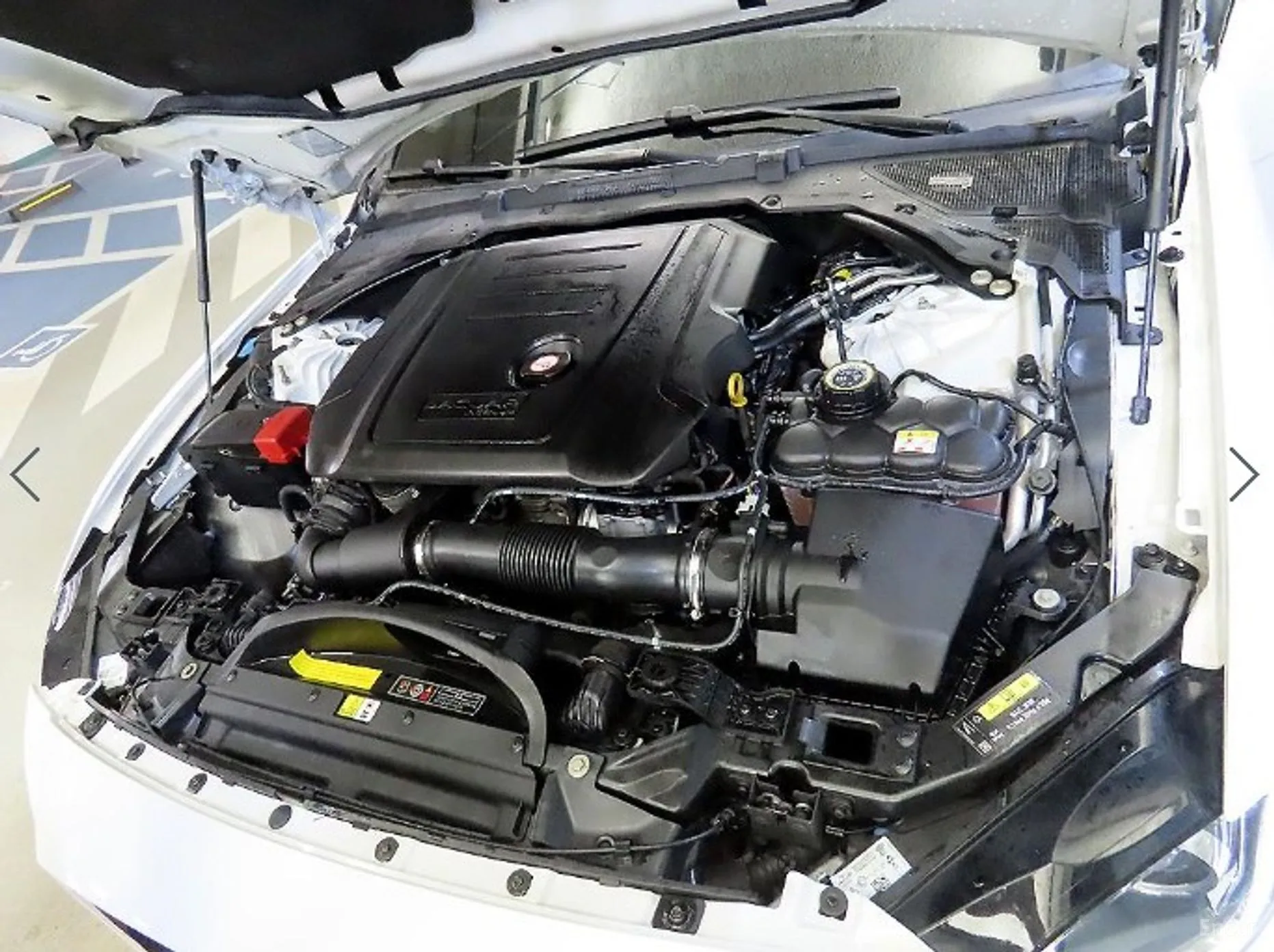 Jaguar XE превью 19