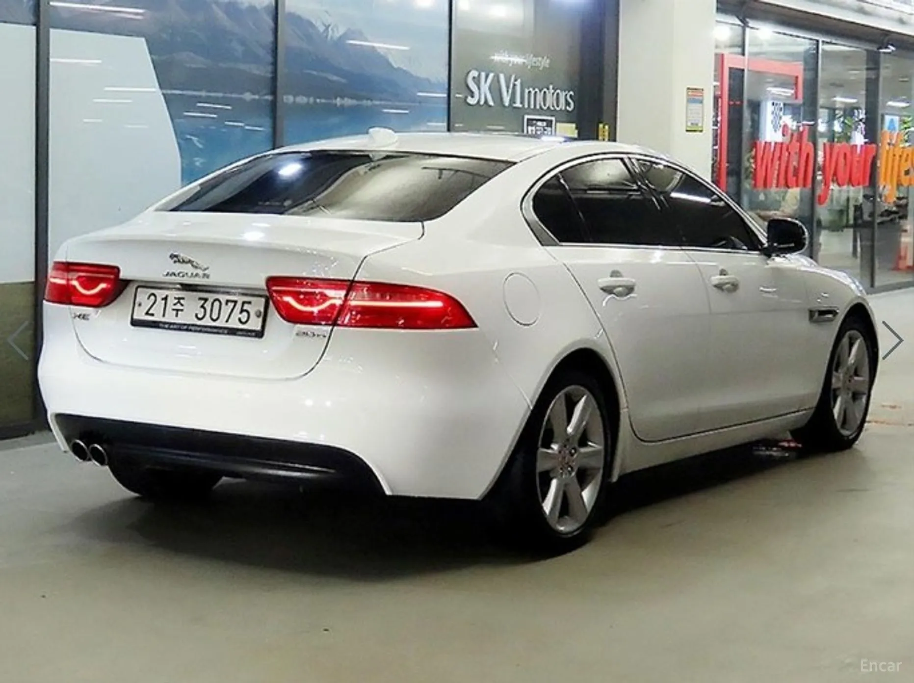 Jaguar XE превью 4