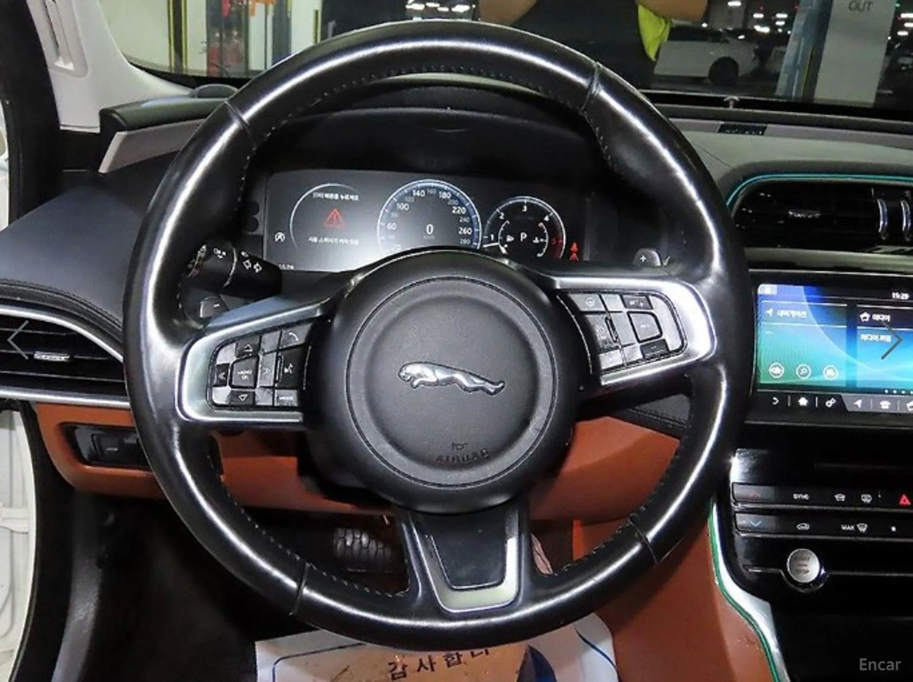Jaguar XE превью 8