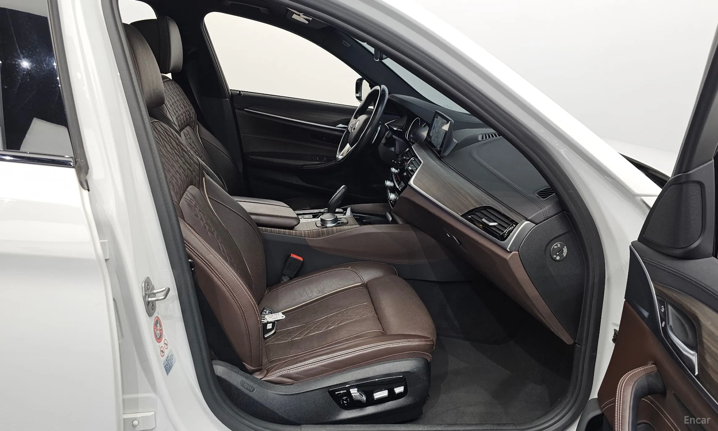 BMW 5 Series (G30) превью 11